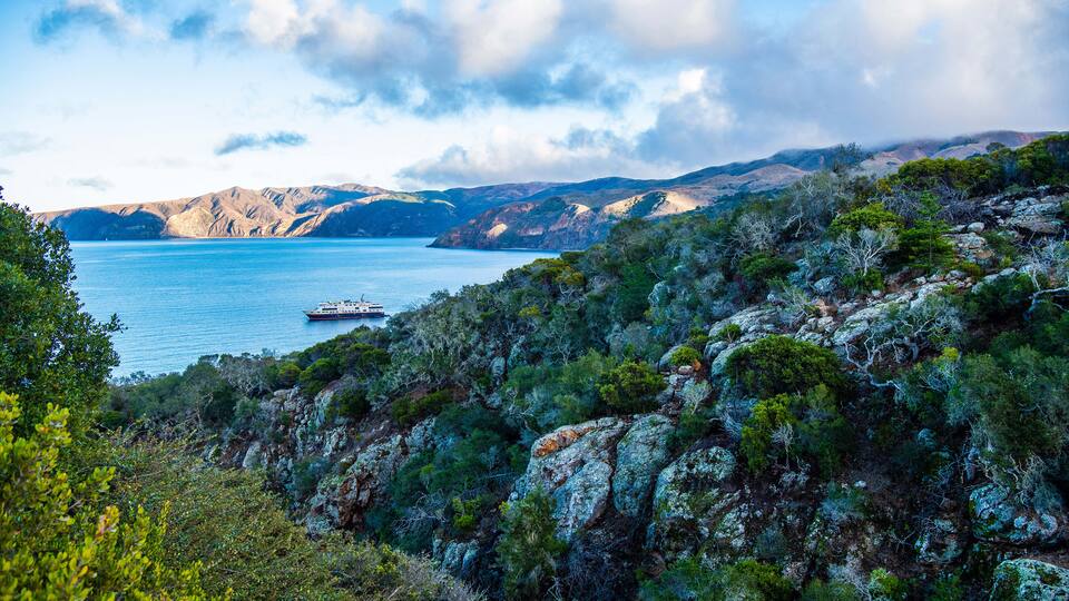 HYCOM-Lindblad-Santa-Cruz-Island-120921