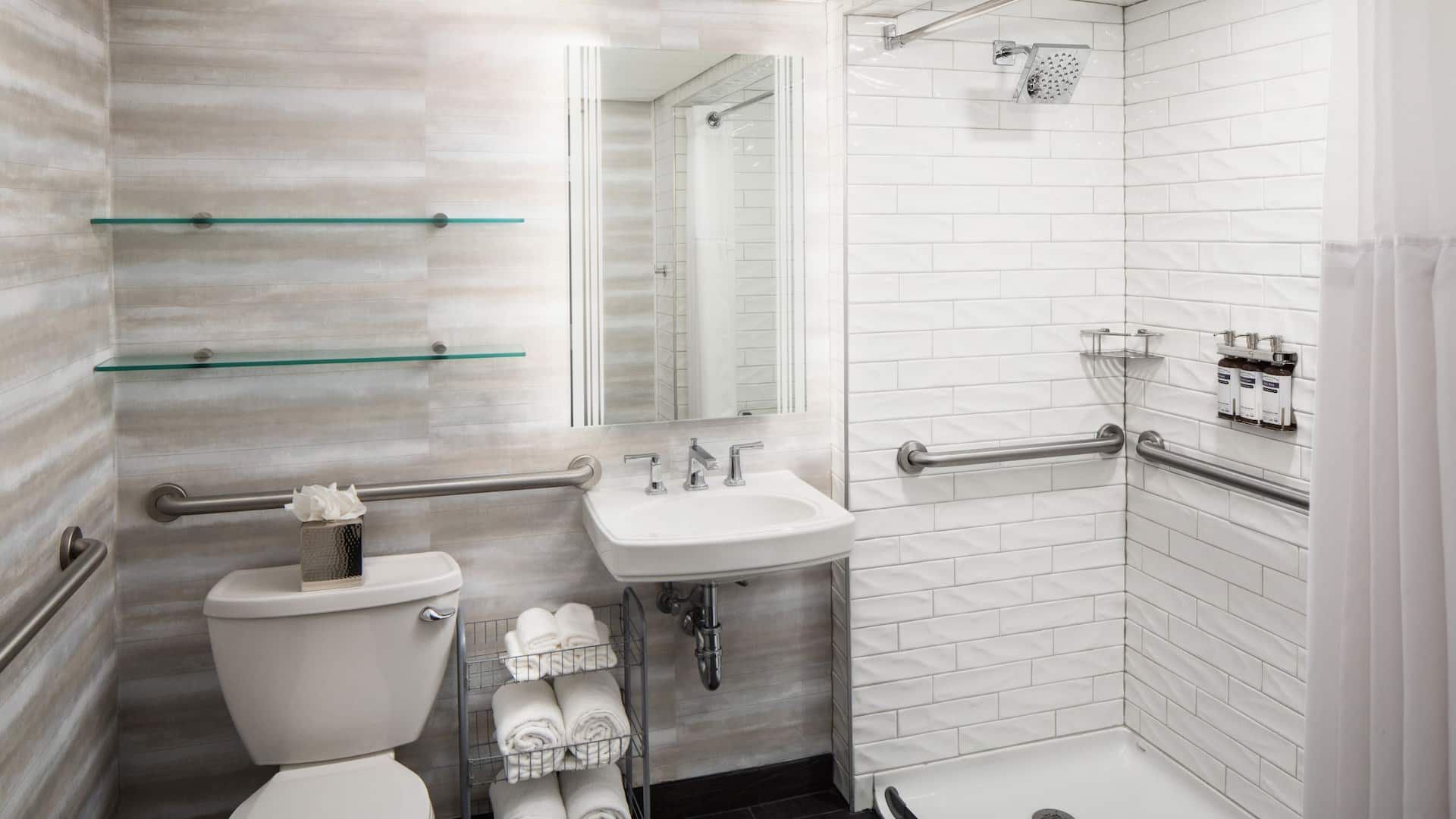 2 из 2 Hyatt Regency Columbus ADA Bathroom Shower