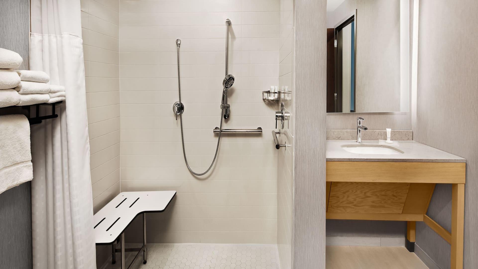 2 de 2 Hyatt Place Murfreesboro Accessible Roll-in Shower