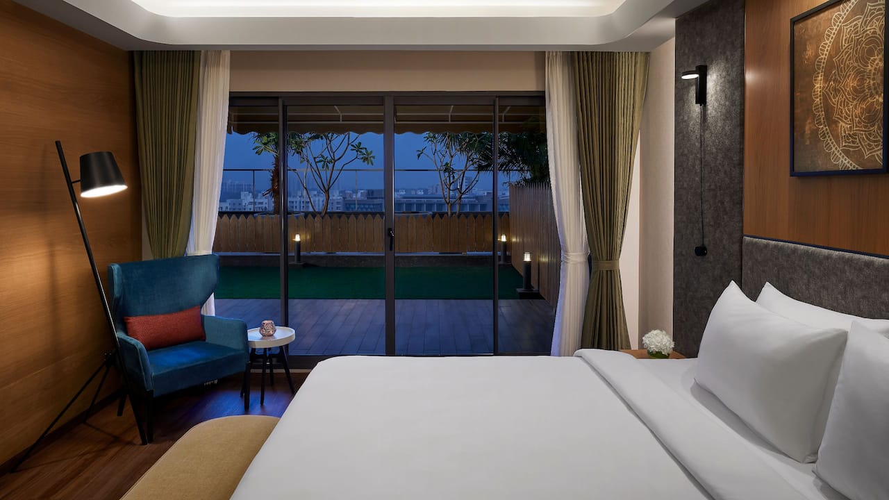 Hyatt Place Vadodara Suite Bedroom and Garden