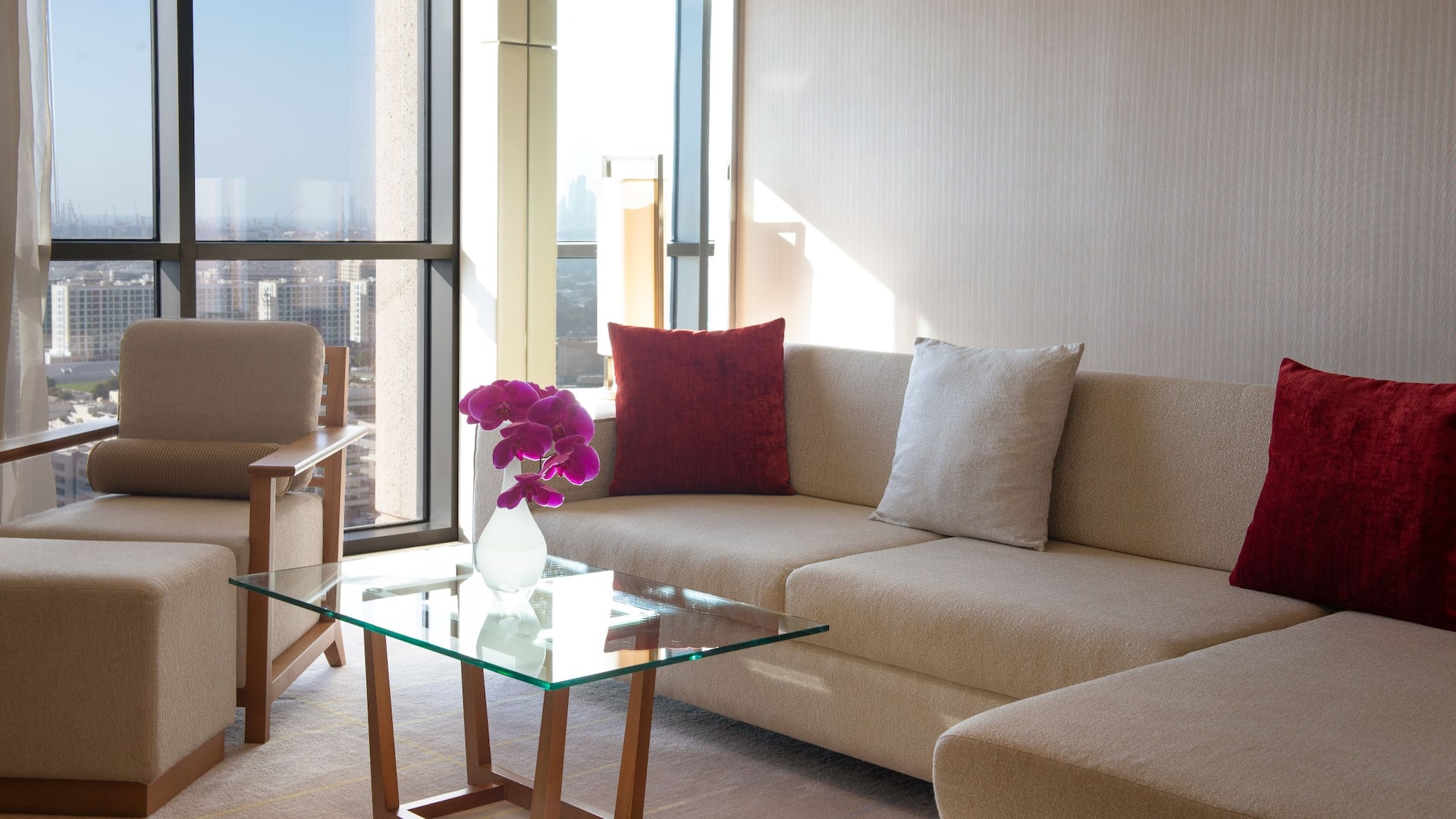 5 von 5 Hyatt Regency Dubai Creek Heights Suite Living Area