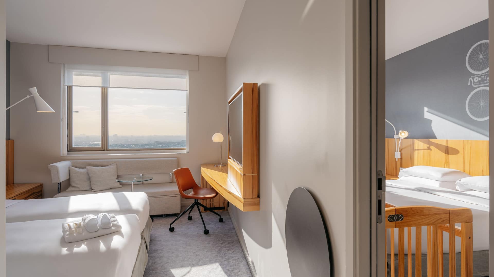 Hyatt Regency Paris Étoile Family Room Crib