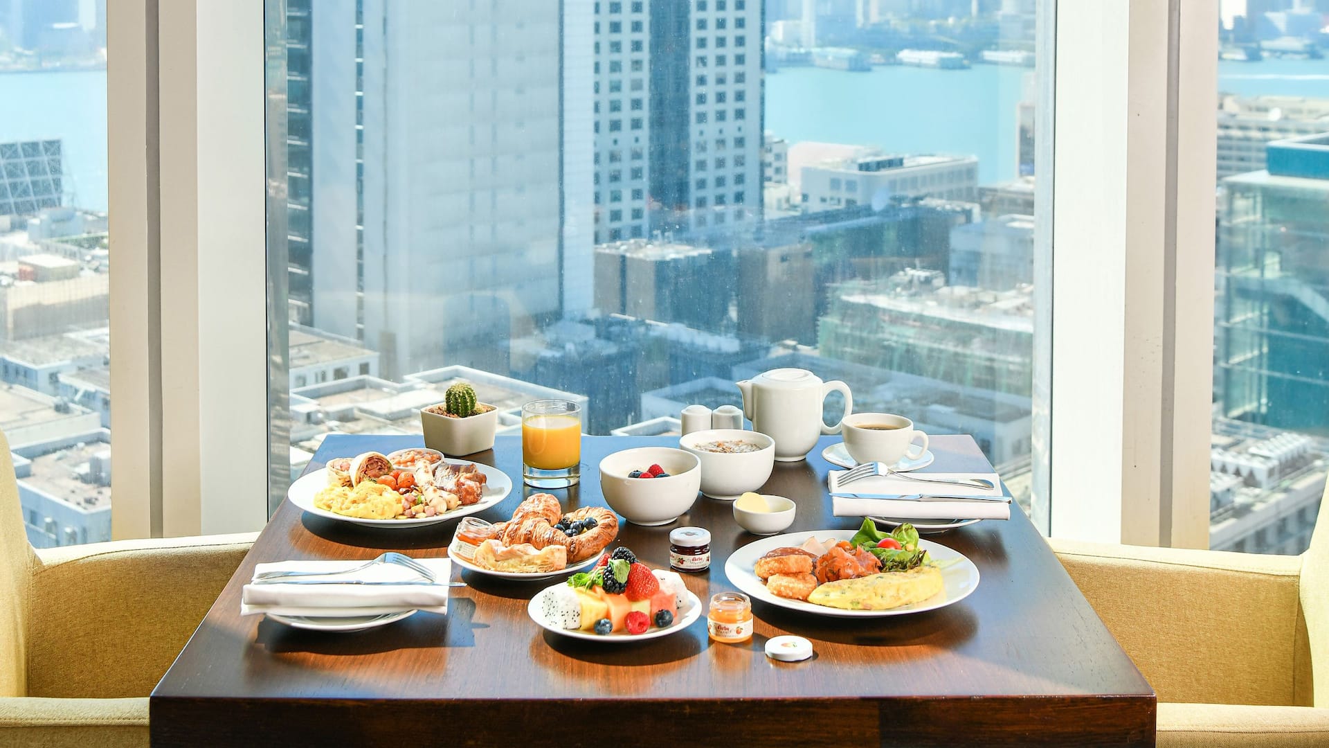 Hyatt Regency Hong Kong, Tsim Sha Tsui Regency Club Lounge Breakfast With View