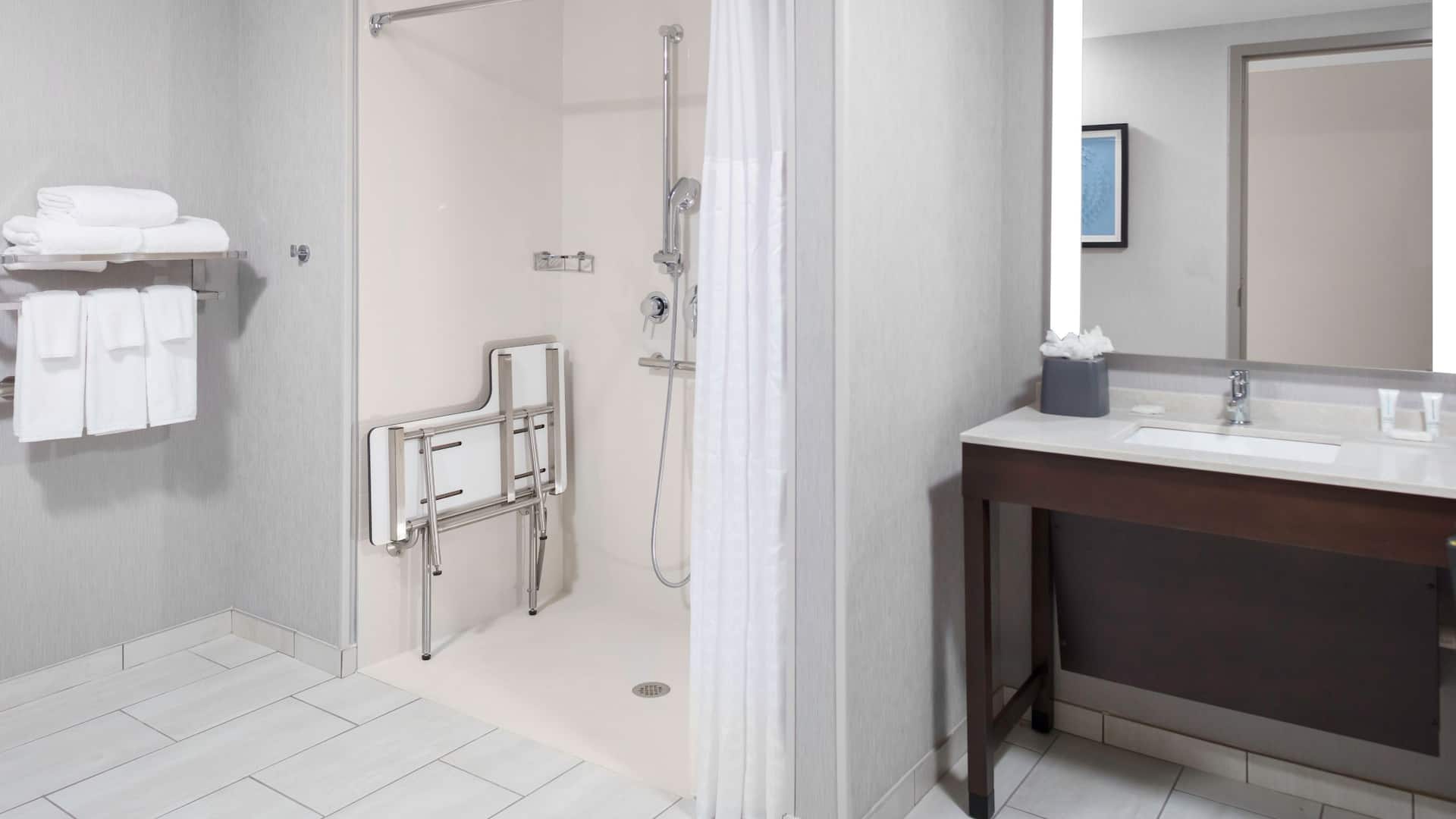 第 4，共 5 Hyatt Place Charlotte / University Research Park Accessible King Guestroom Roll In Shower