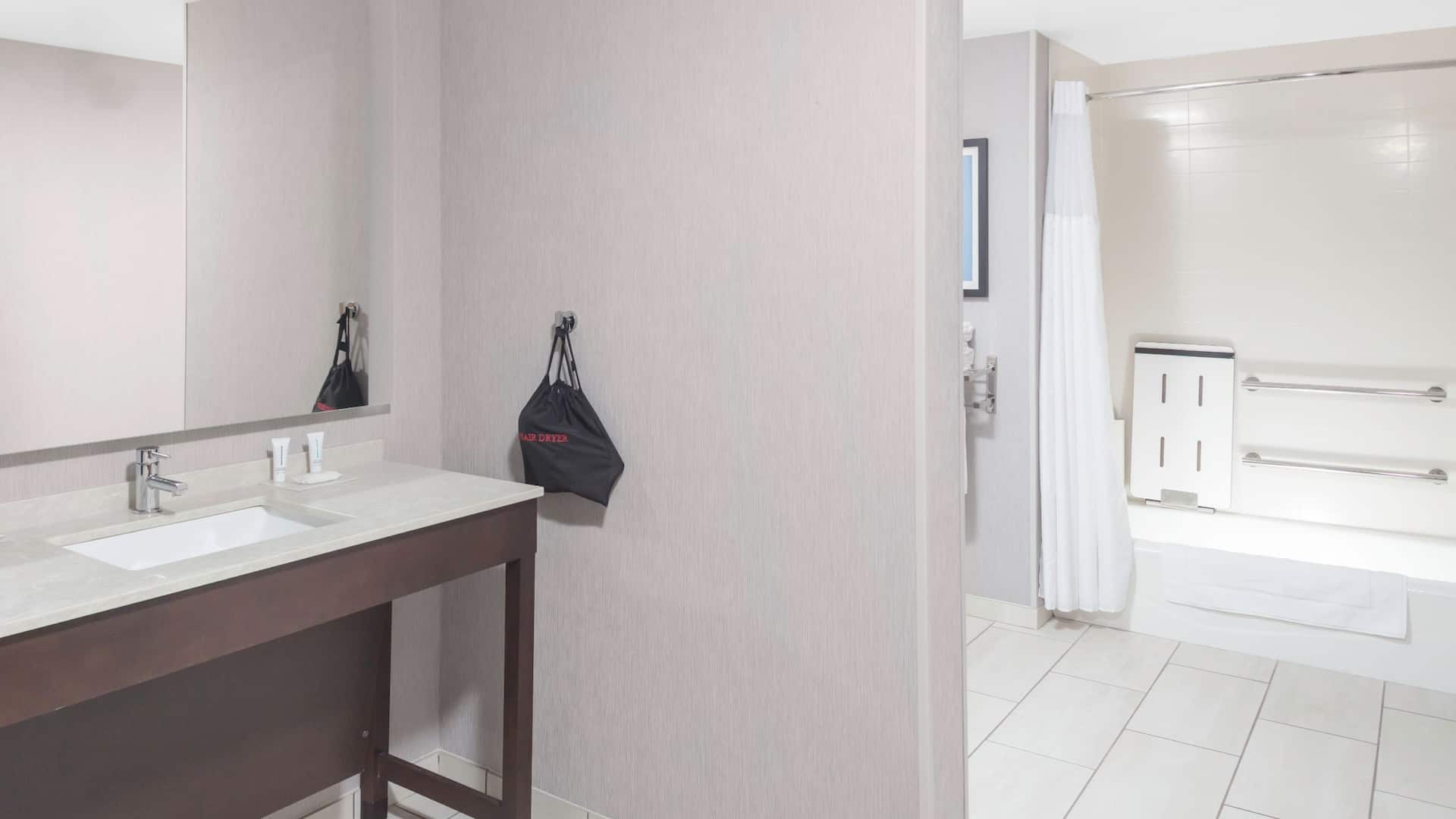 第 4，共 5 Hyatt Place Charlotte / University Research Park Accessible Bathroom Bathtub
