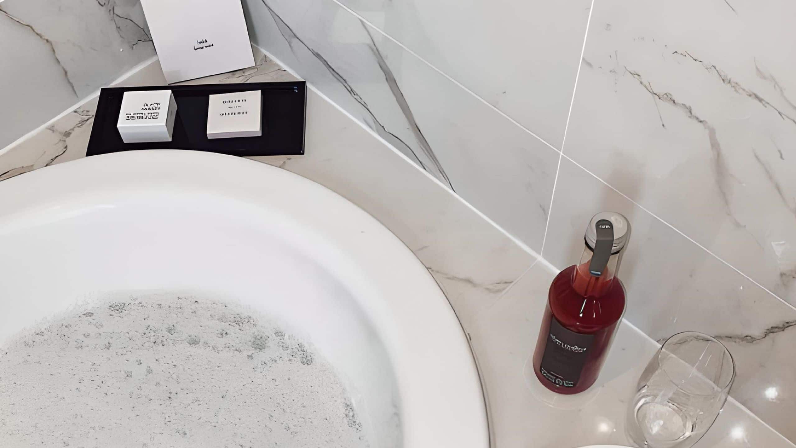 第 11，共 11 Hyatt Paris Madeleine Bathtub Close-up