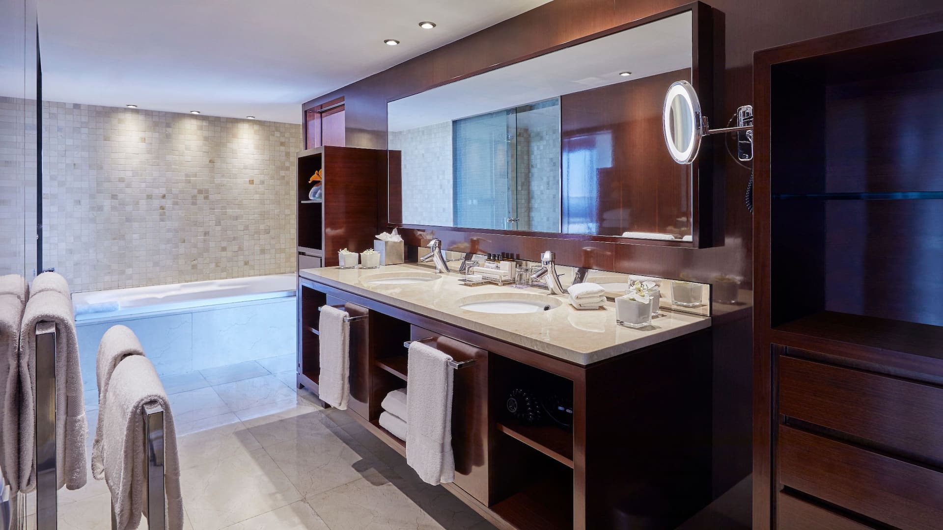 8 de 9 Hyatt Regency Barcelona Tower Presidential Suite Bathroom