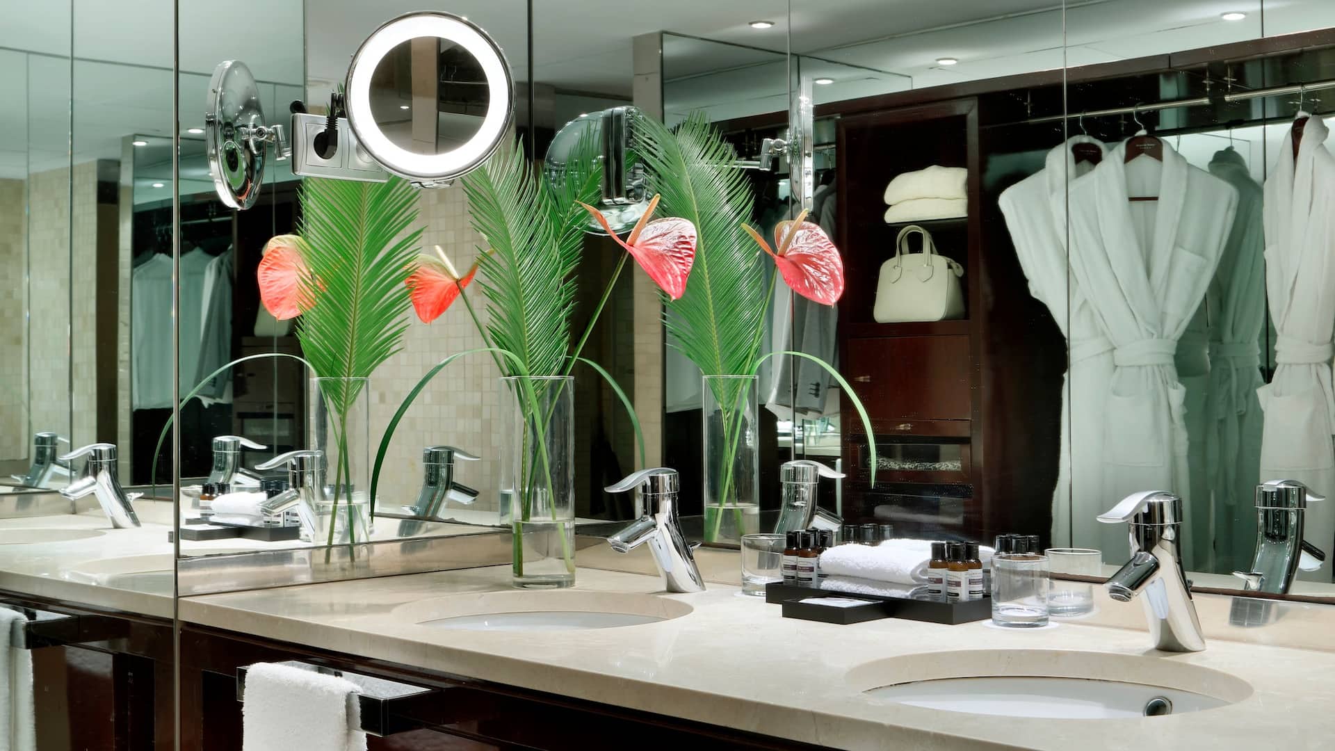4 de 5 Hyatt Regency Barcelona Tower Regency Suite Bathroom Details