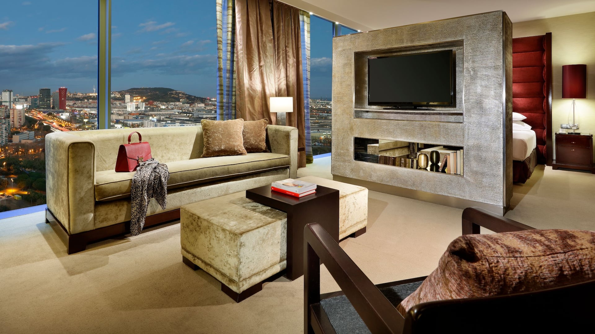 2 de 5 Hyatt Regency Barcelona Tower Regency Suite Living Room