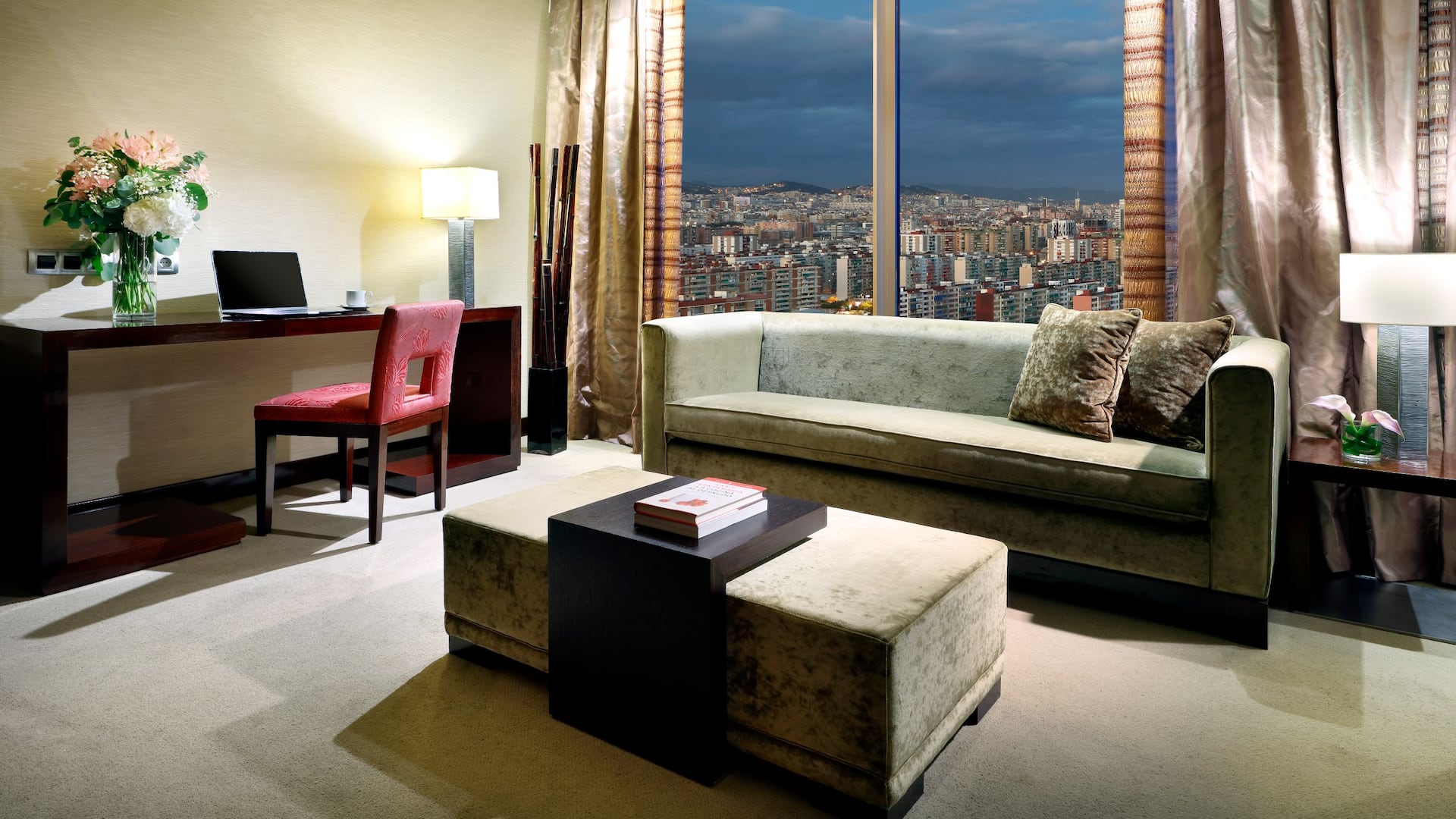 4 de 5 Hyatt Regency Barcelona Tower Regency Suite Living Room City View