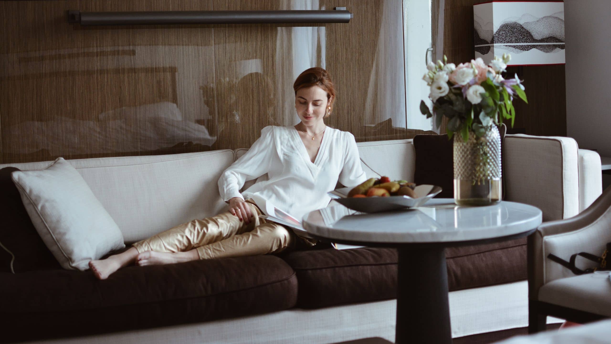 第 3，共 8 Hyatt Paris Madeleine Guest Reading On Sofa