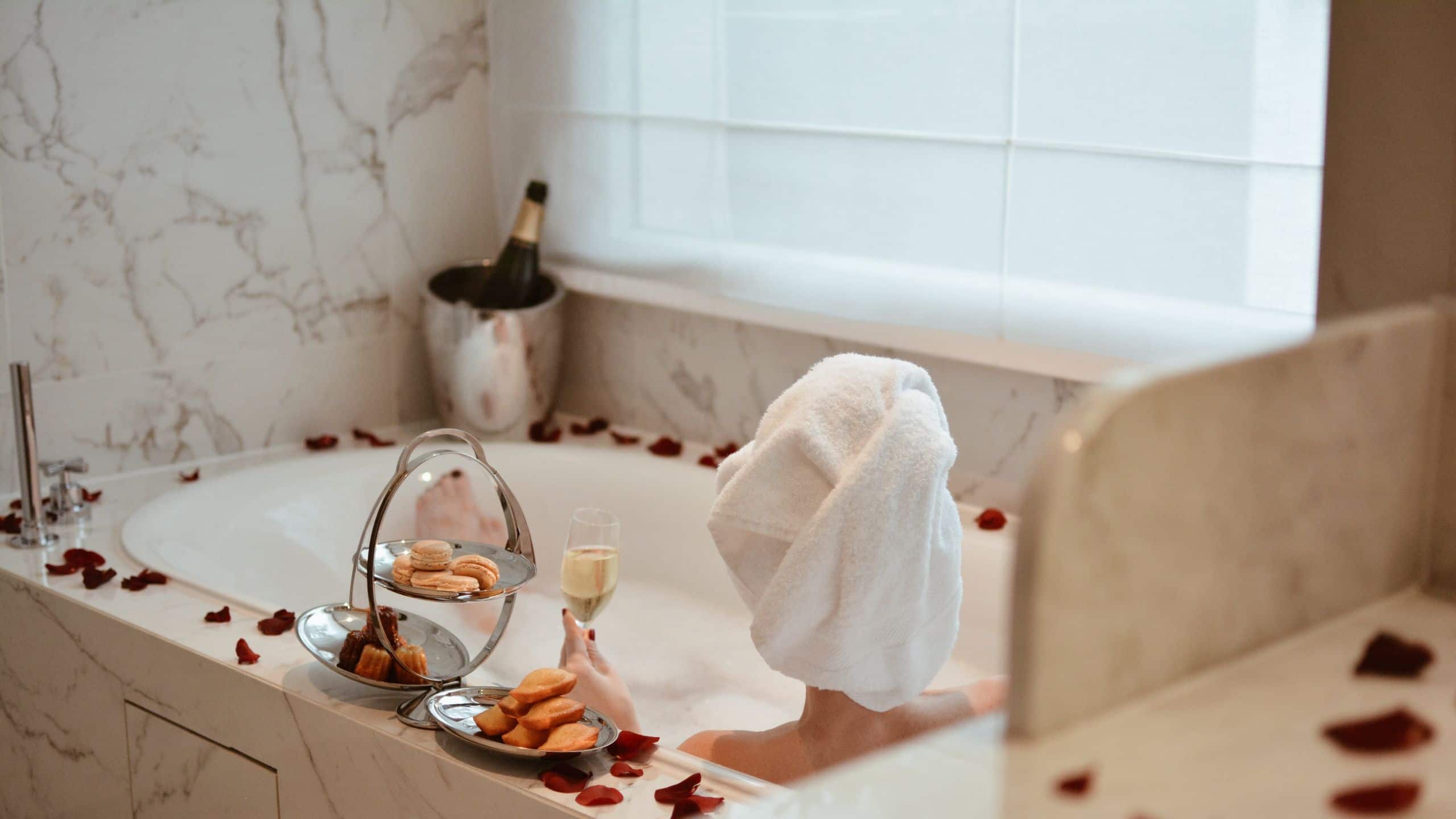 第 7，共 10 Hyatt Paris Madeleine Guest Bath With Champagne