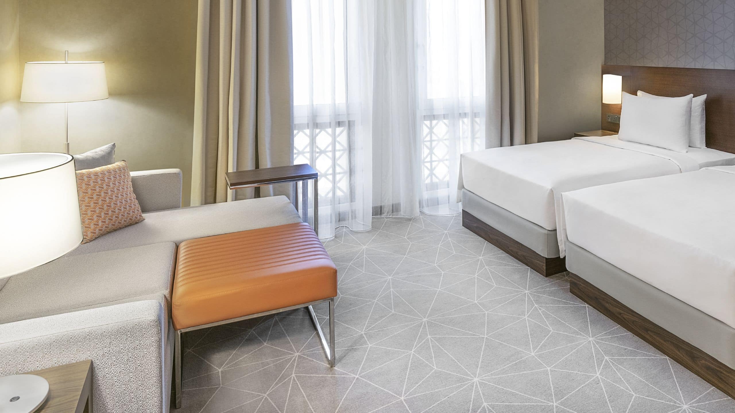 ドバイのリーズナブルなホテルの広々とした客室 | ハイアット プレイス