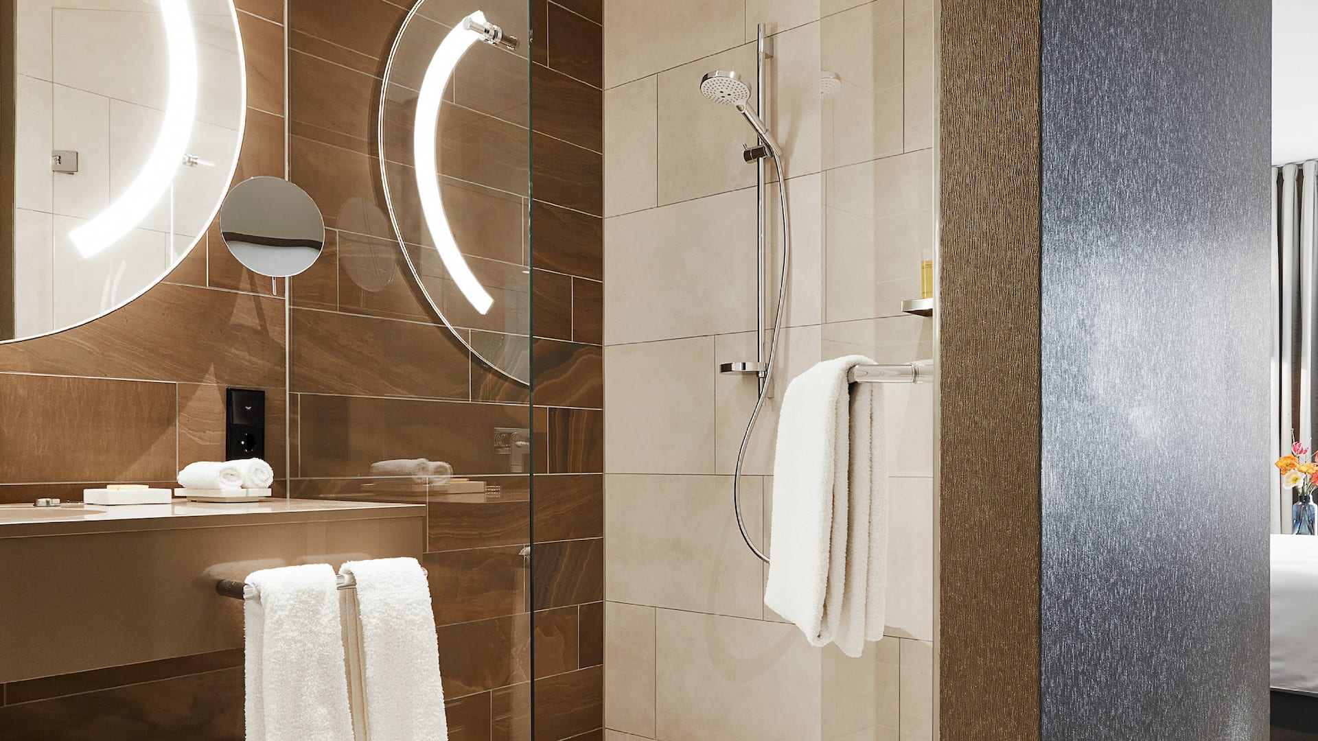 5 von 7 Hyatt Regency Amsterdam Standard Room Bathroom