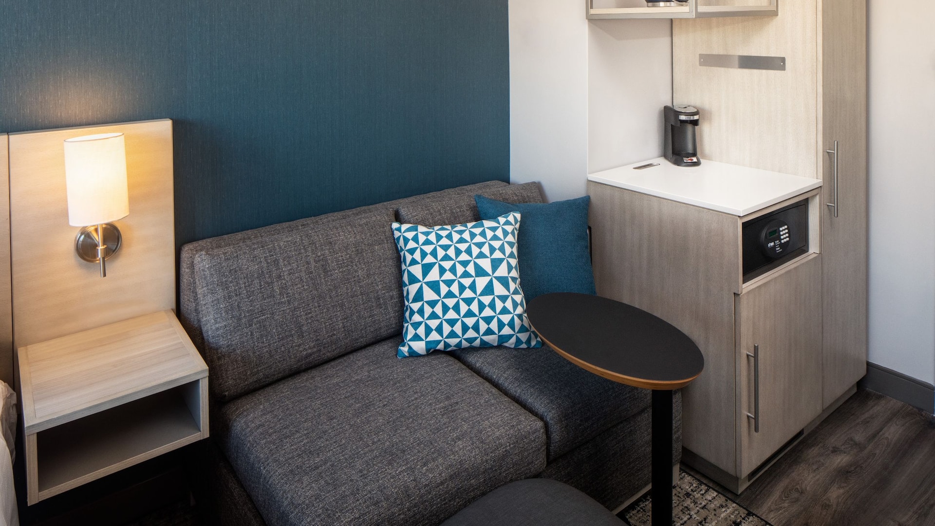 2 von 5 Hyatt Place New York / Chelsea Guestroom Sitting Area