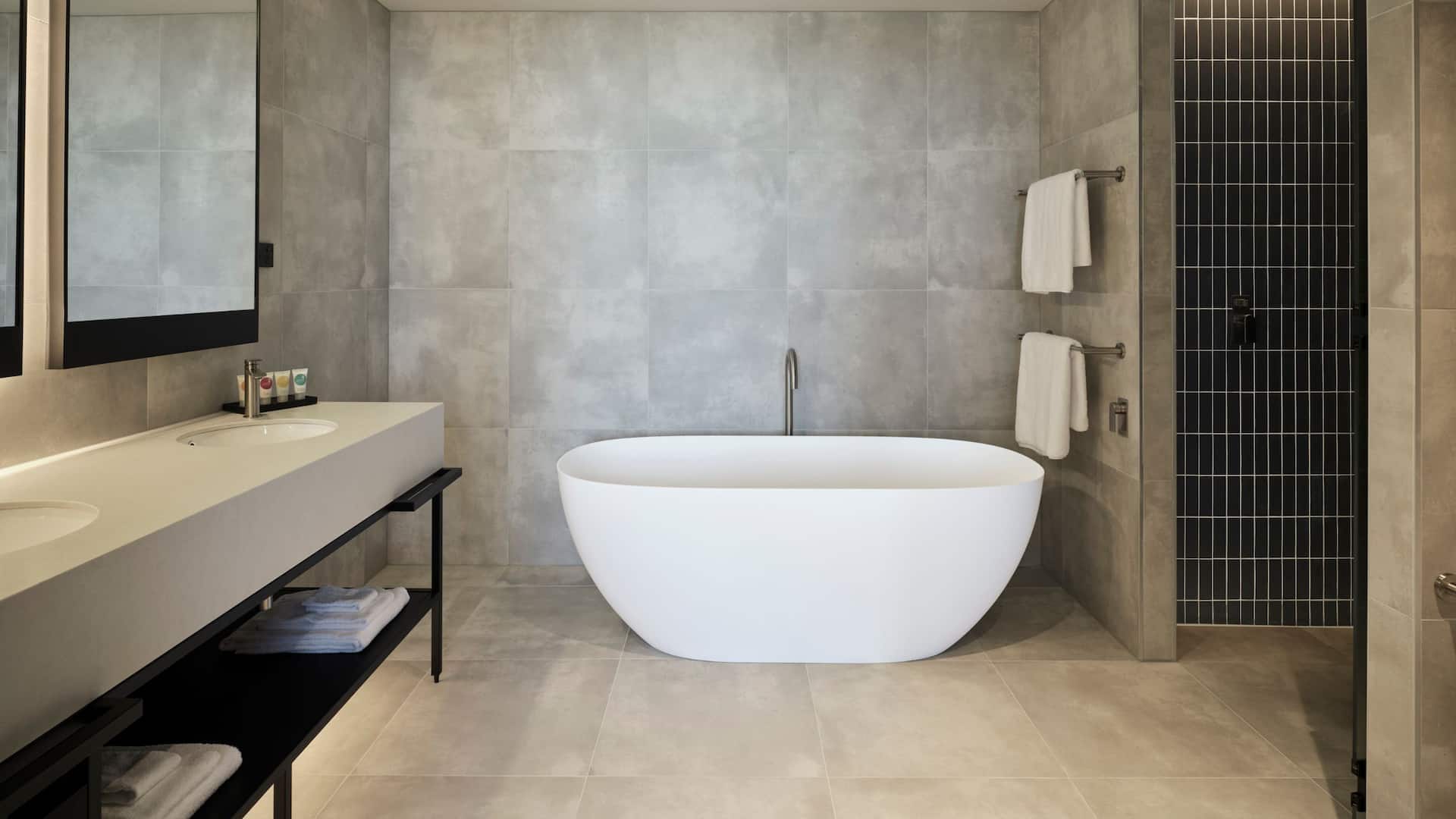 3 de 3 Hyatt Place Melbourne Caribbean Park One Bed Suite Bathroom