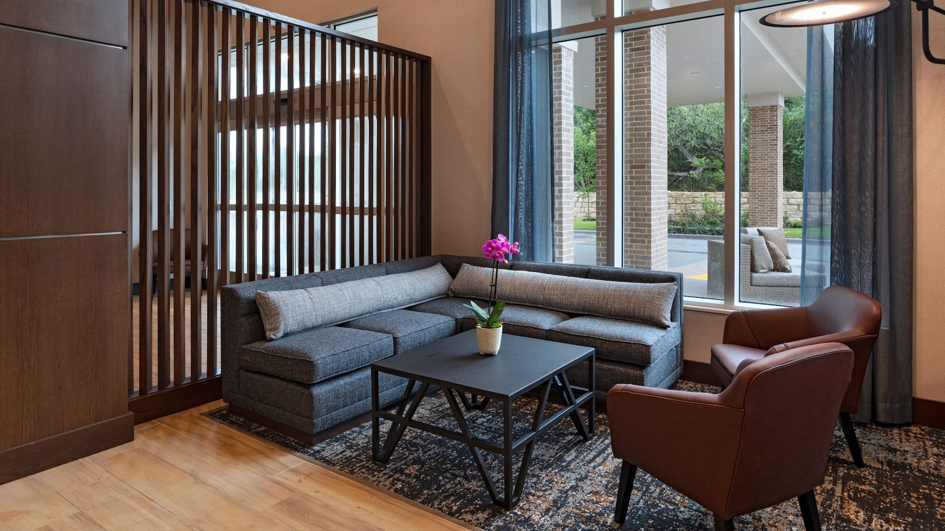 Hyatt Place Austin / Lake Travis / Four Points Gallery Lounge