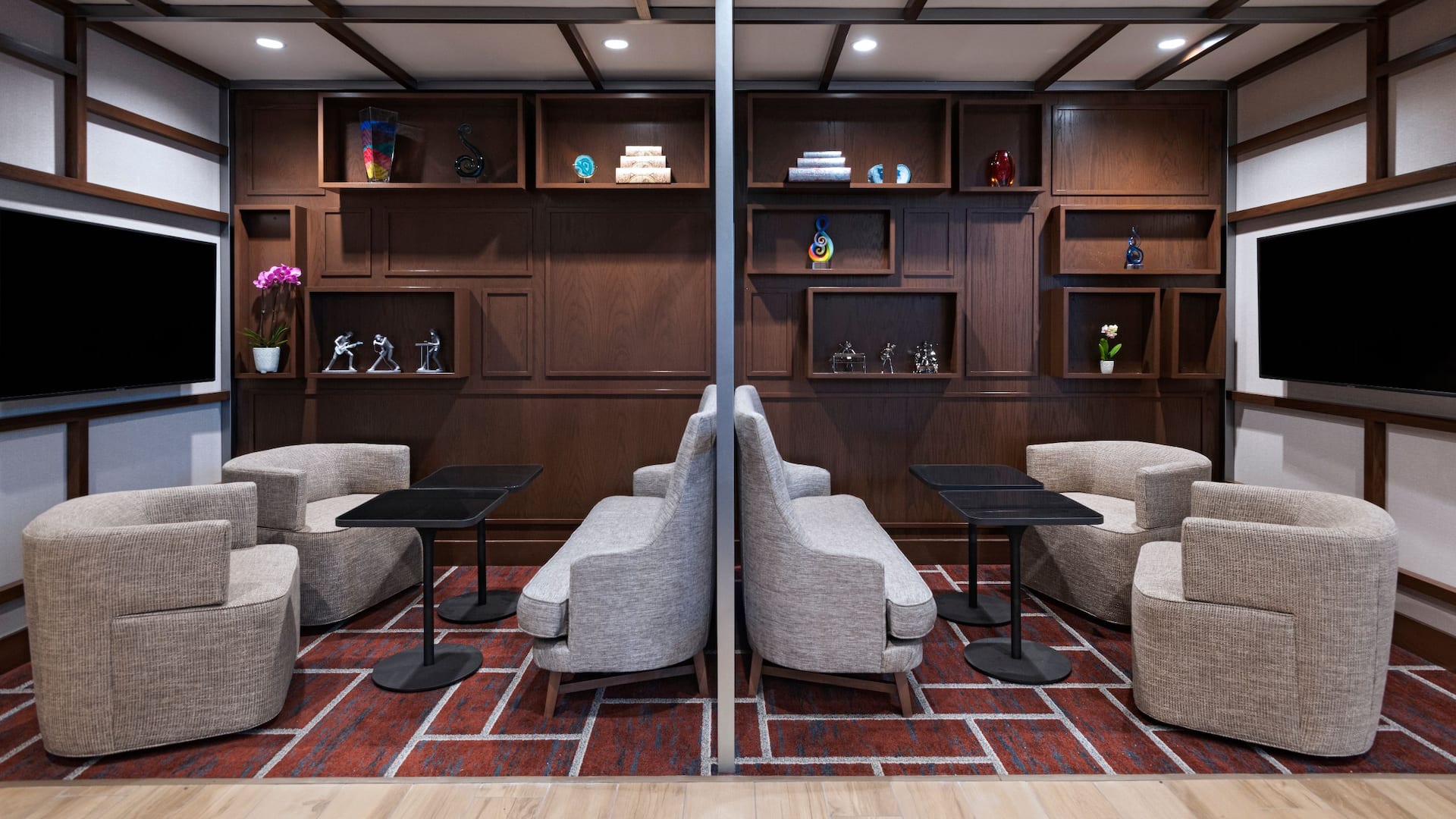 Hyatt Place Austin / Lake Travis / Four Points Gallery Lounge Cubicles