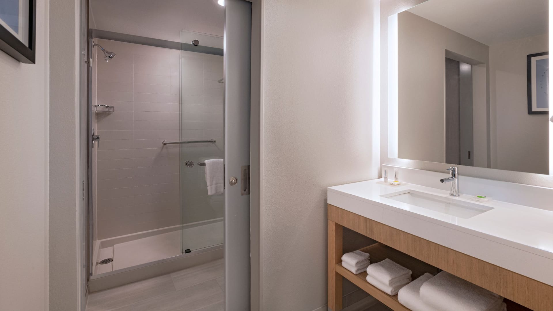 第 3，共 3 Hyatt Place Austin / Lake Travis / Four Points Corner King Room Bathroom