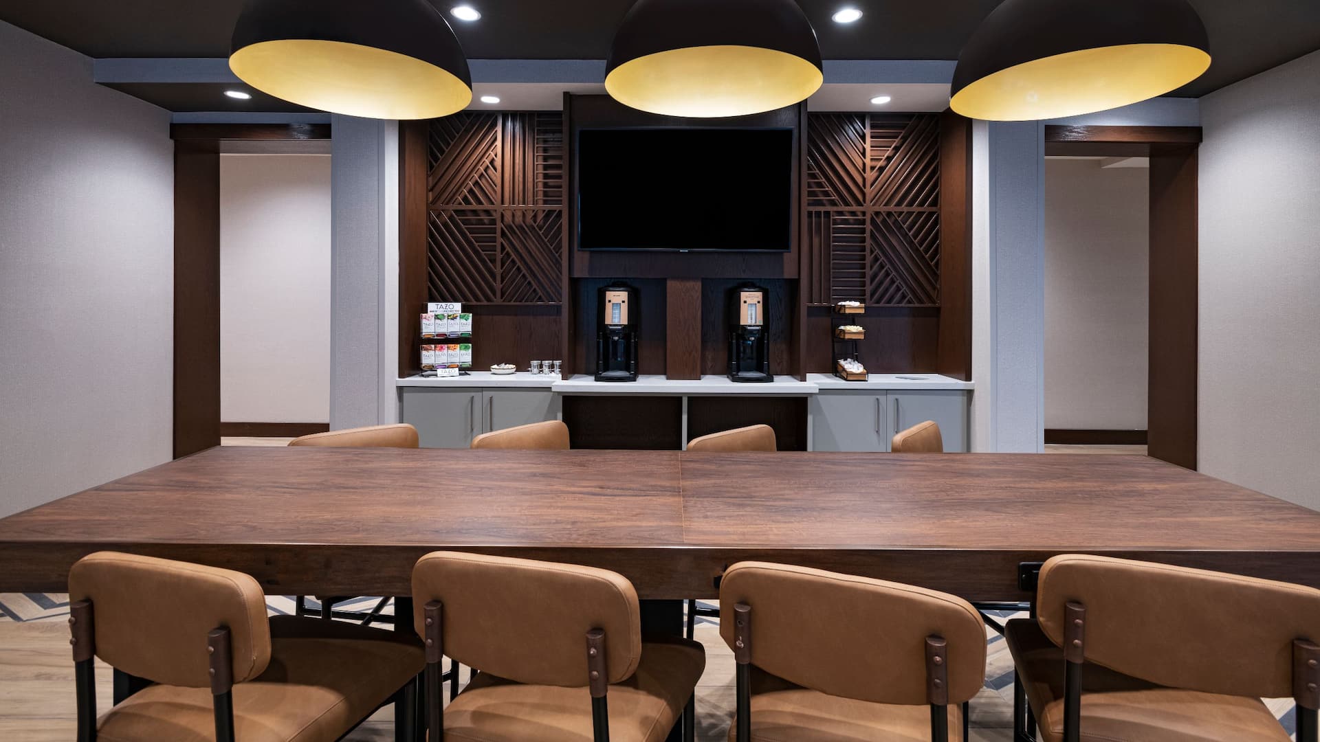 Hyatt Place Austin / Lake Travis / Four Points The Placery Community Table