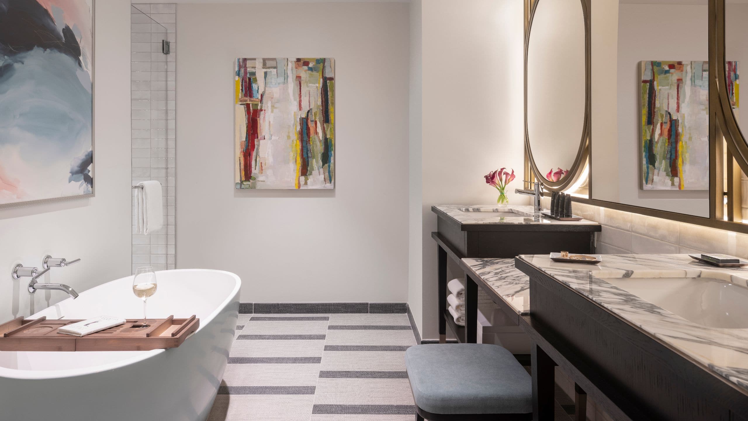 1 de 3 Hyatt Centric Downtown Nashville King Suite Bathroom