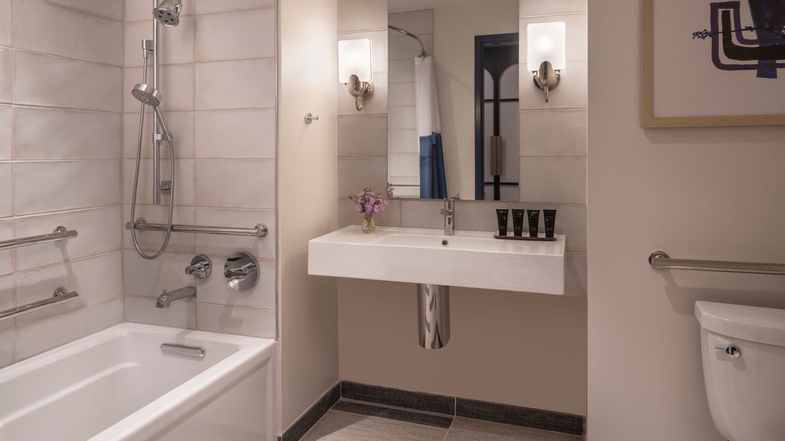 3 de 4 Hyatt Centric Downtown Nashville Ada Bathroom With Tub