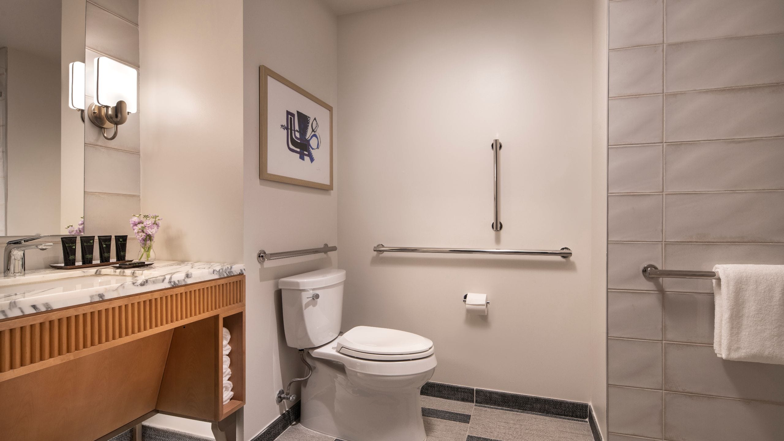 2 de 2 Hyatt Centric Downtown Nashville Ada Roll-in Shower