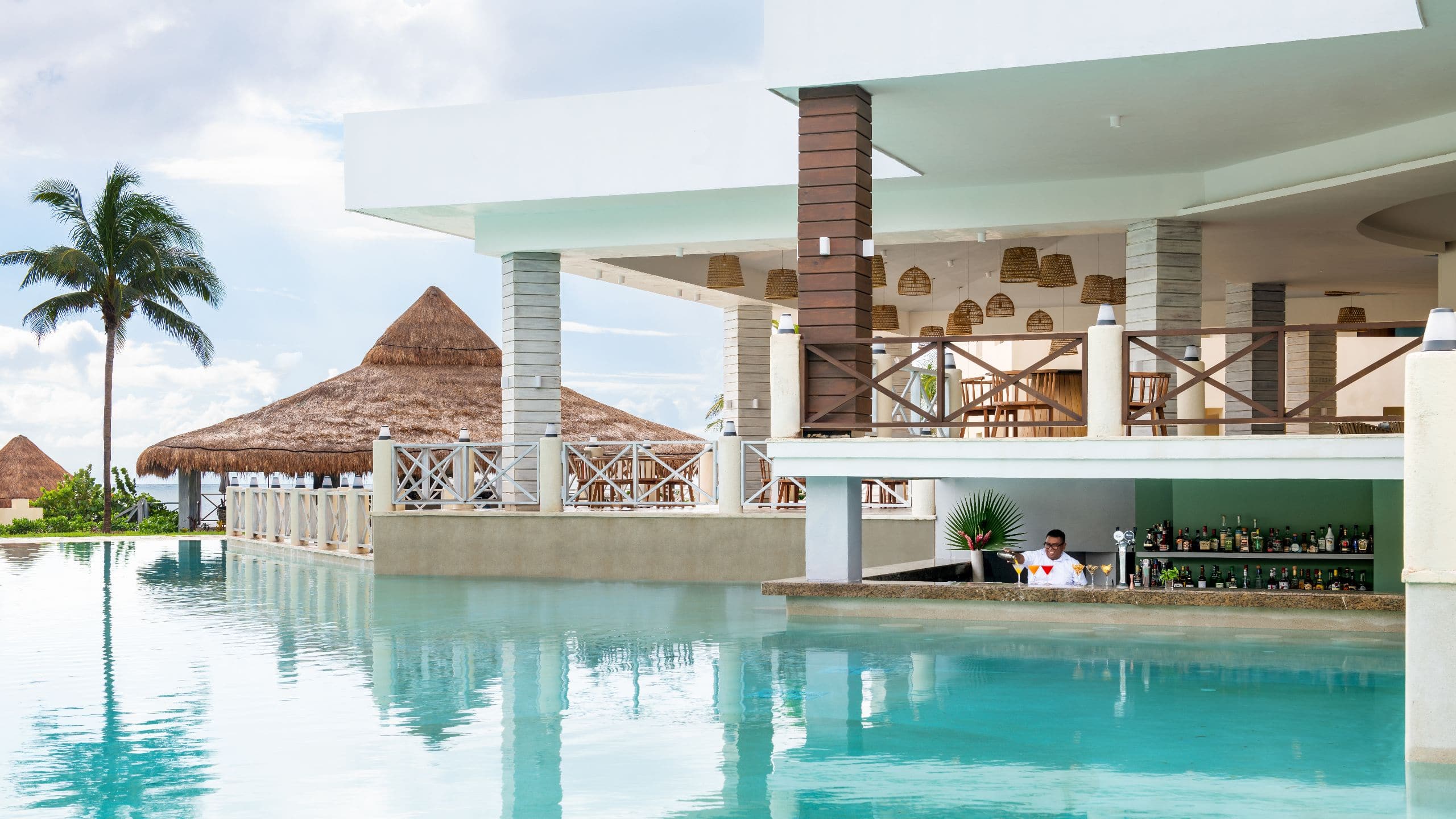 Dreams Puerto Morelos Resort & Spa Delfin Swim Up Bar Service