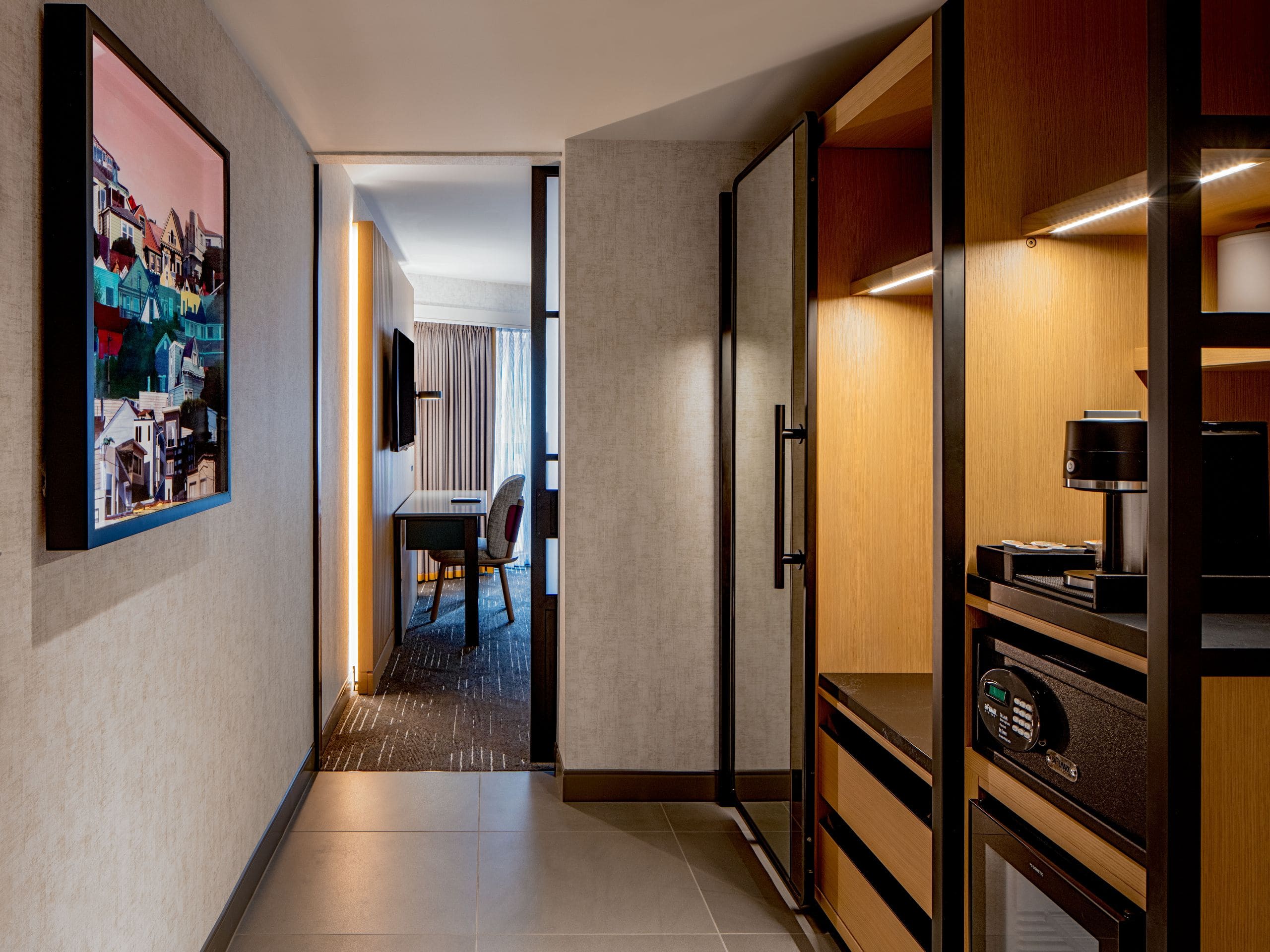 King Guestroom Foyer