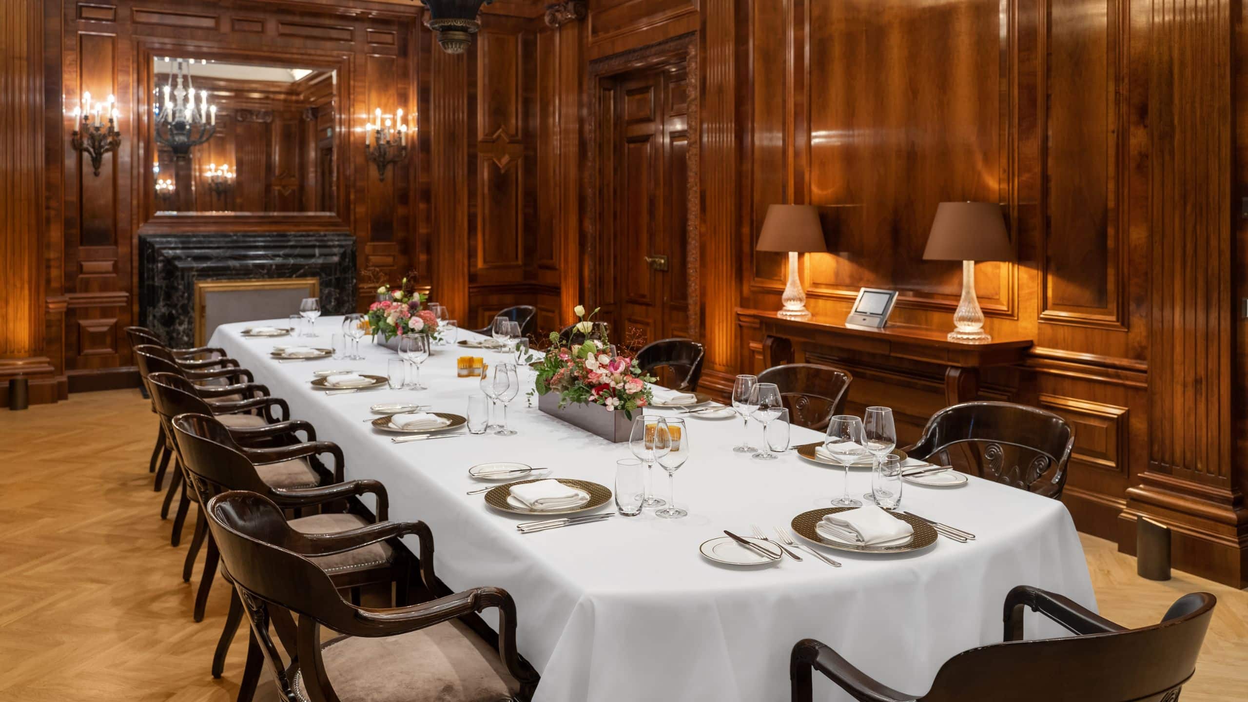 3 von 3 Park Hyatt Vienna Boardroom Dinner Setup