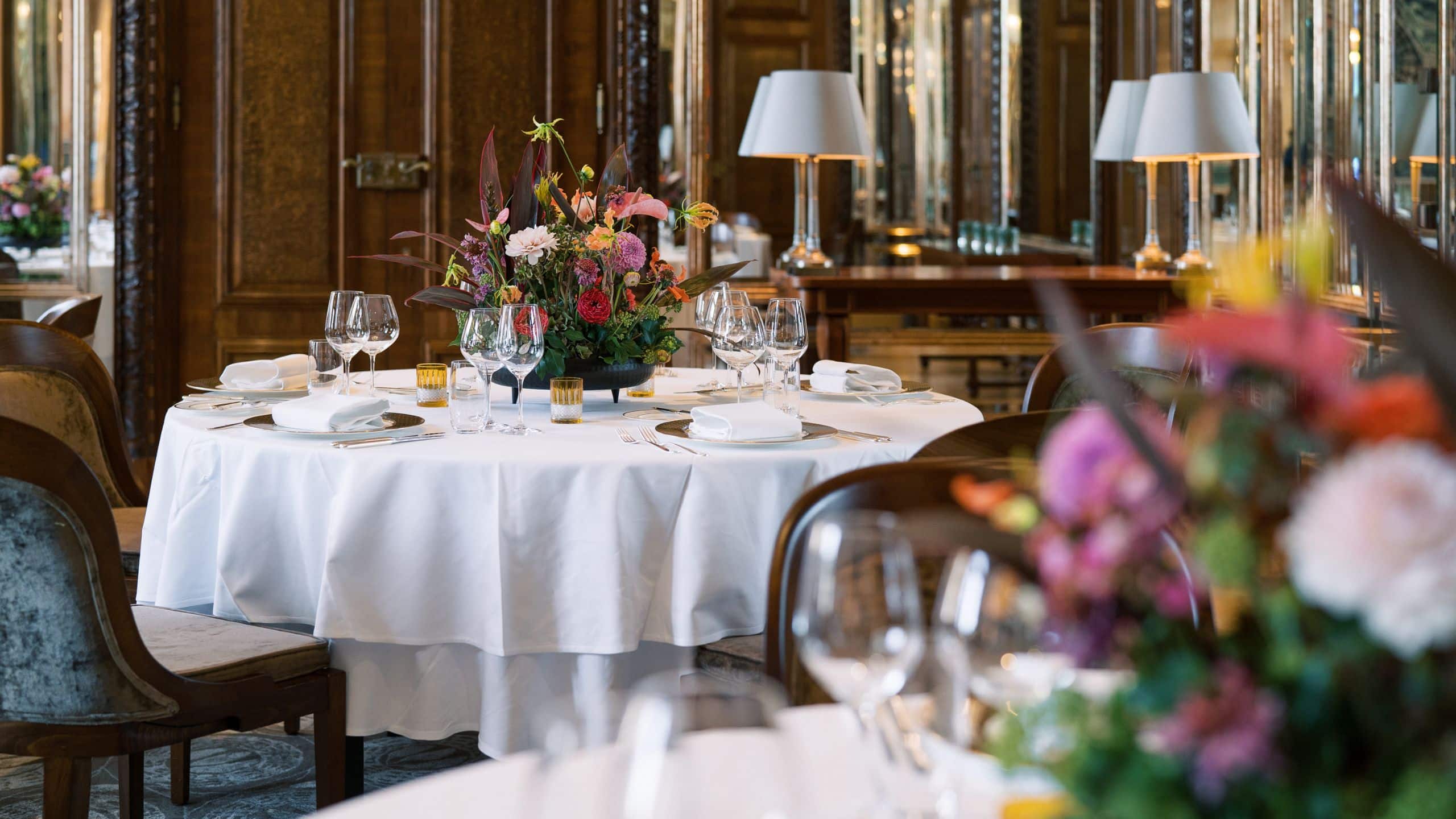 3 von 3 Park Hyatt Vienna Boardroom Dinner Setup Close Table