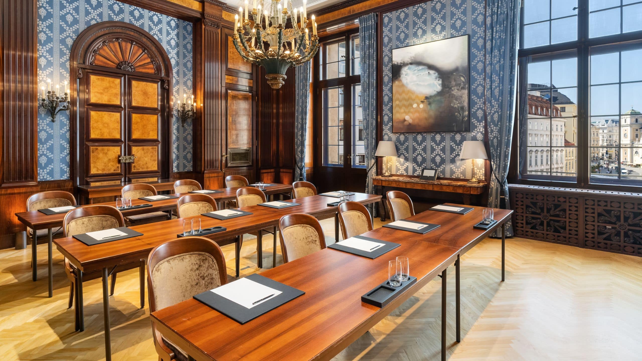 1 von 4 Park Hyatt Vienna Boardroom Four Classroom Setup Side