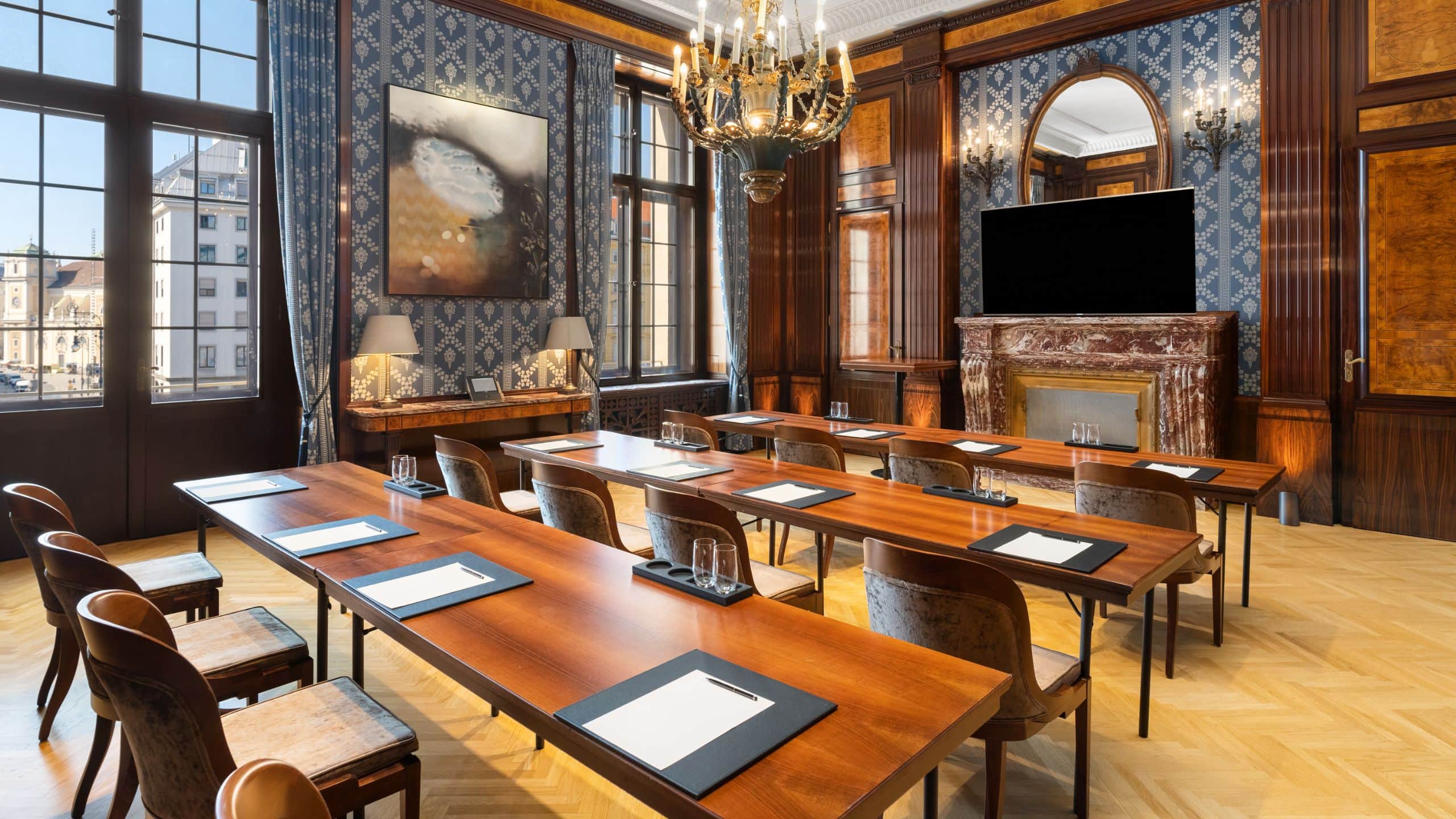 3 von 4 Park Hyatt Vienna Boardroom Four Classroom Setup Side View