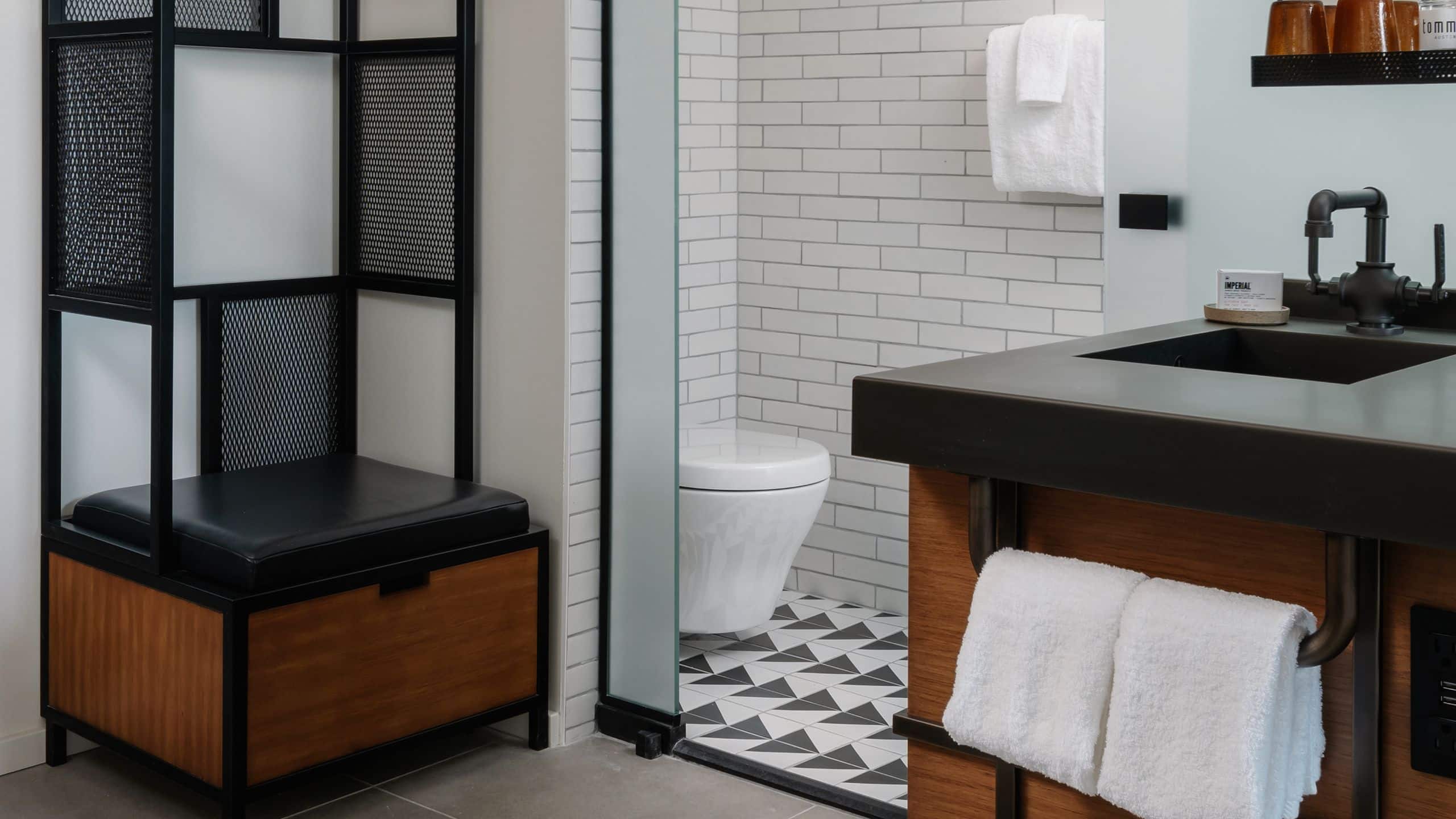5 de 6 tommie Austin Guestroom Bathroom