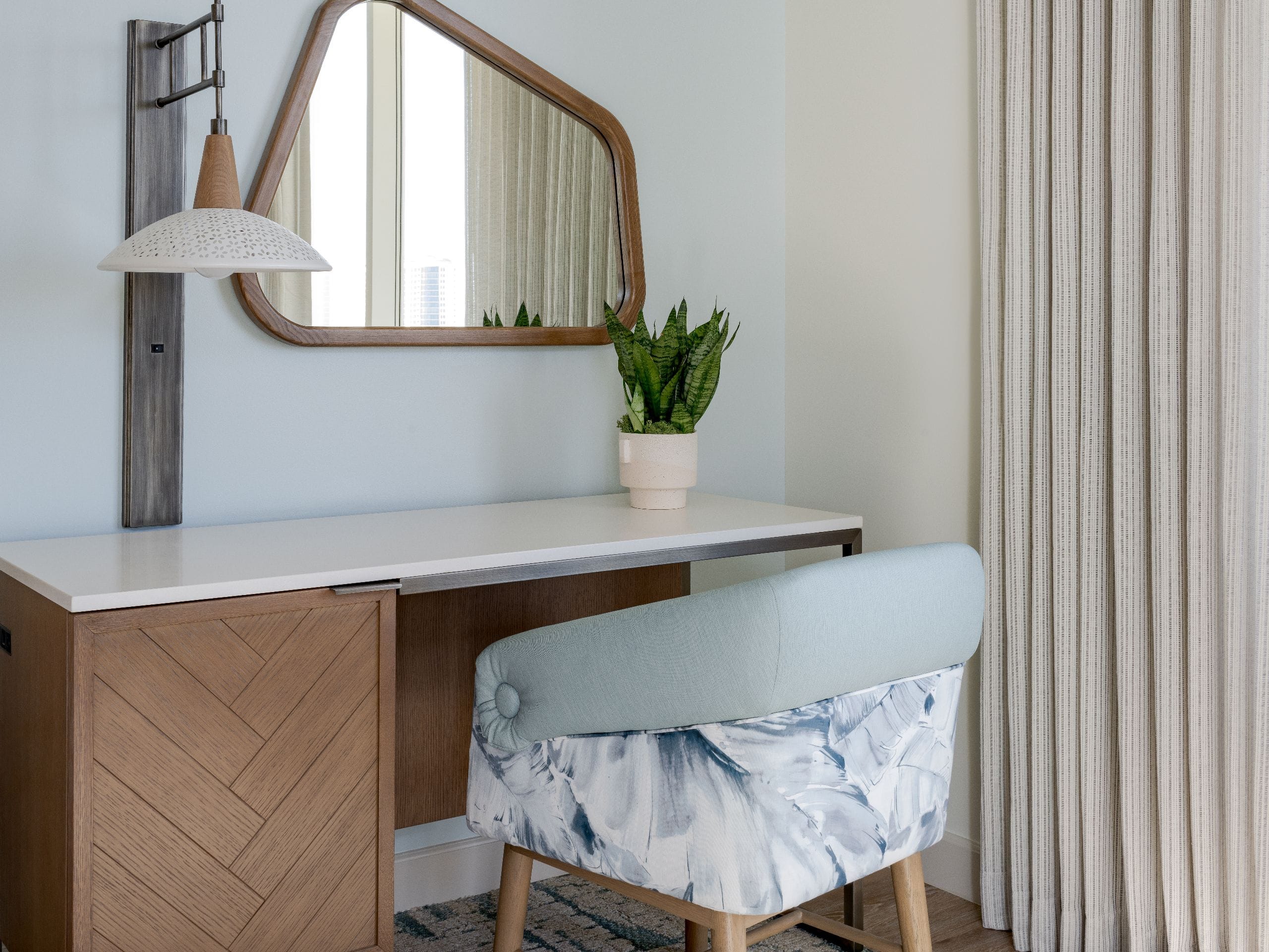 Corner King Guestroom Desk