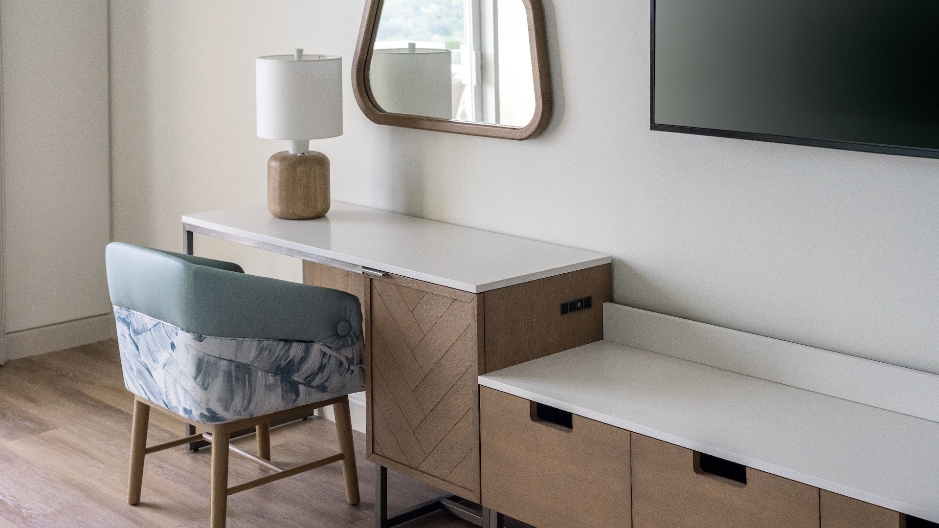 5/6 Hyatt Regency Coconut Point Resort and Spa King Guestroom Desk Details