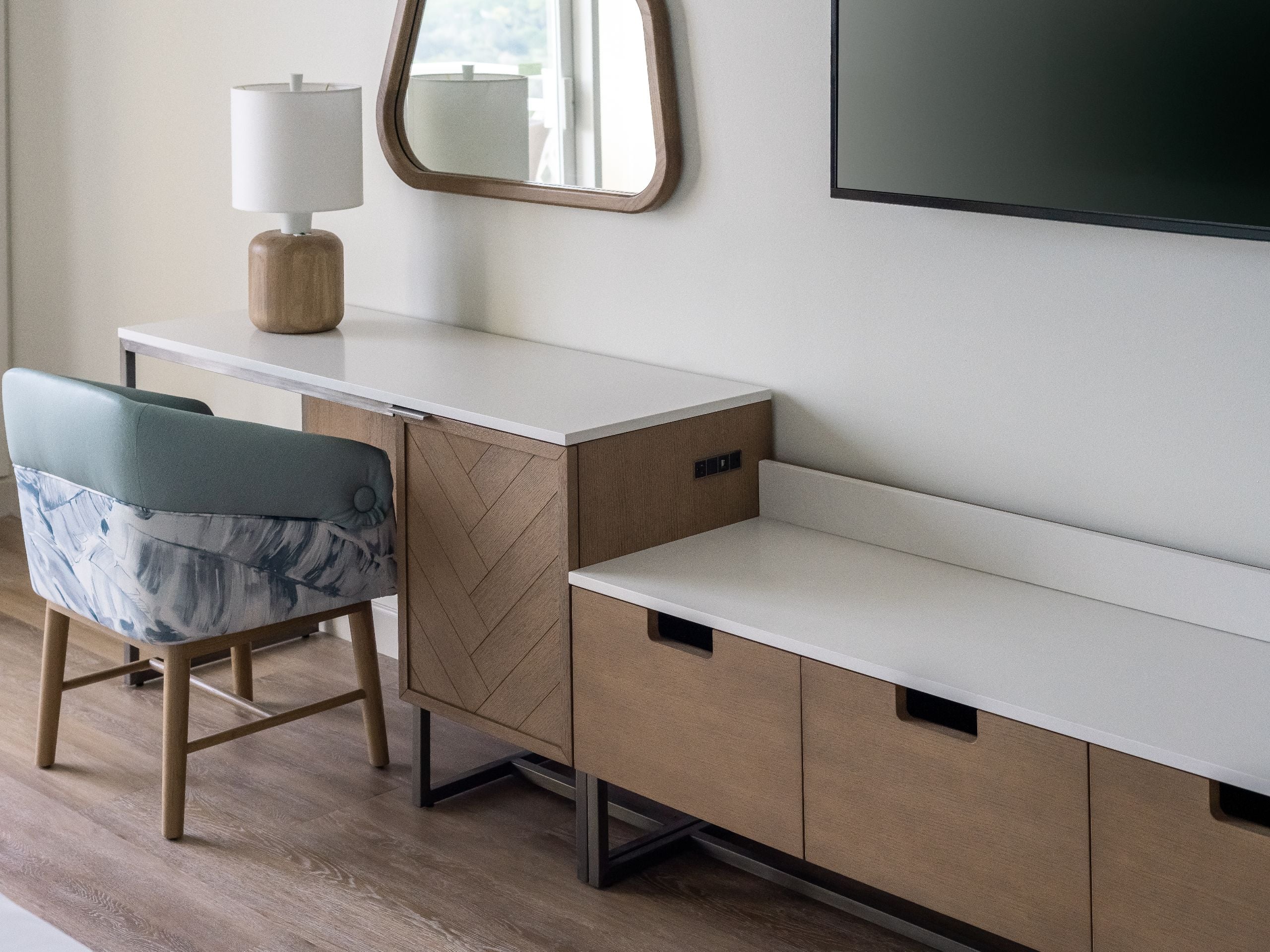King Guestroom Desk Details