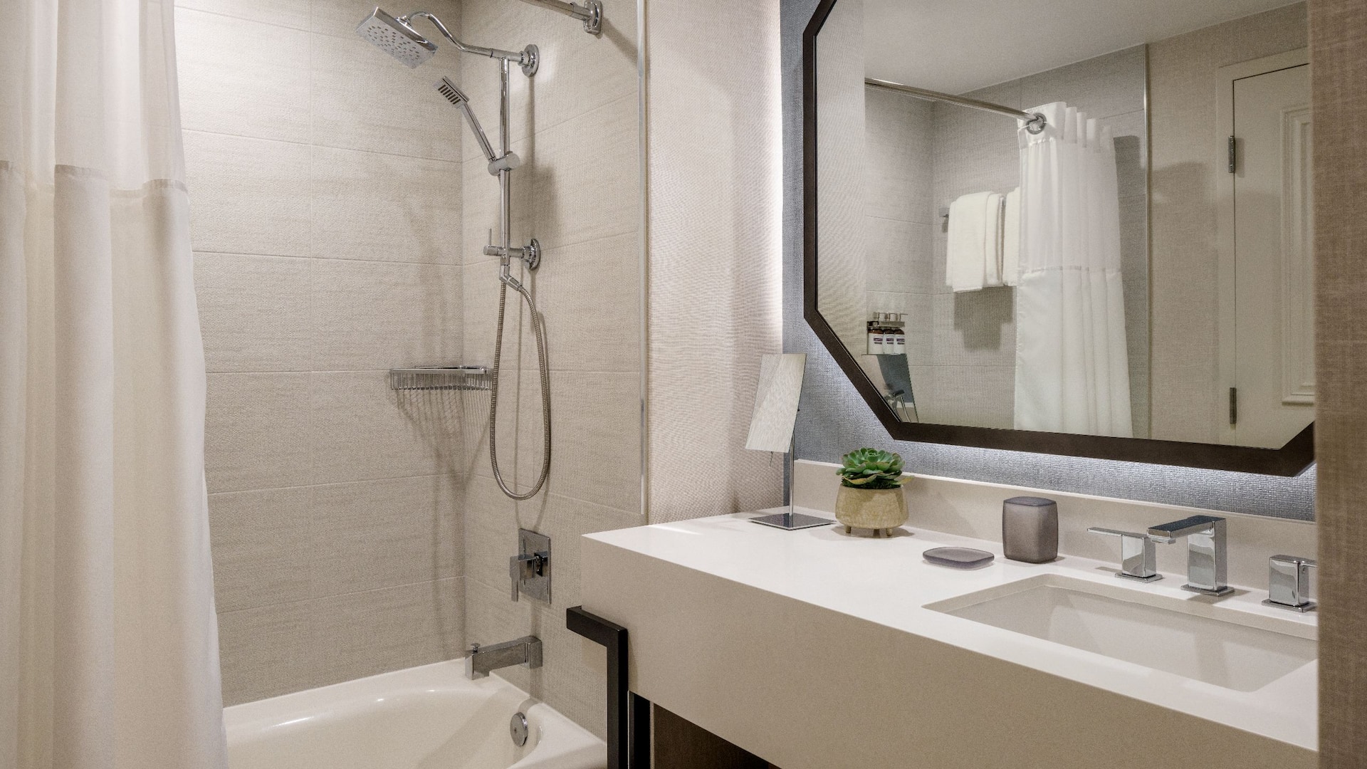 3/5 Hyatt Regency Coconut Point Resort and Spa Queen Bathroom Tub