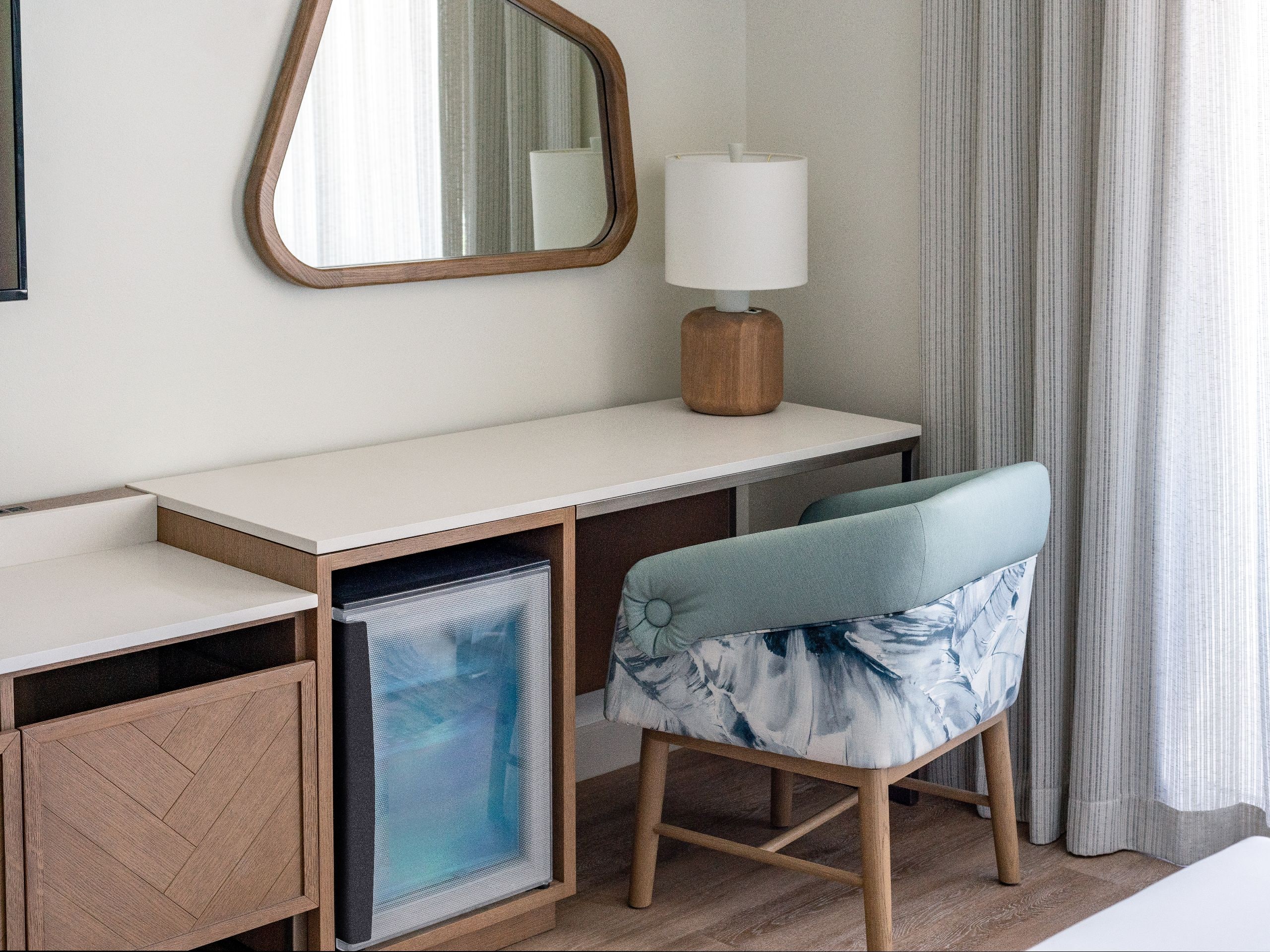 Queen Guestroom Desk Details