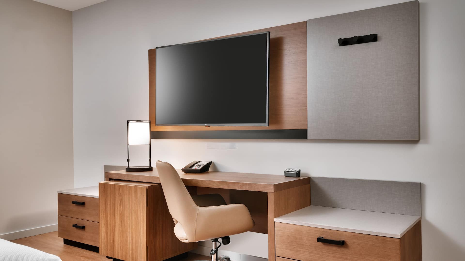 Hyatt Place Fayetteville / Springdale Double Beds Guestroom Desk