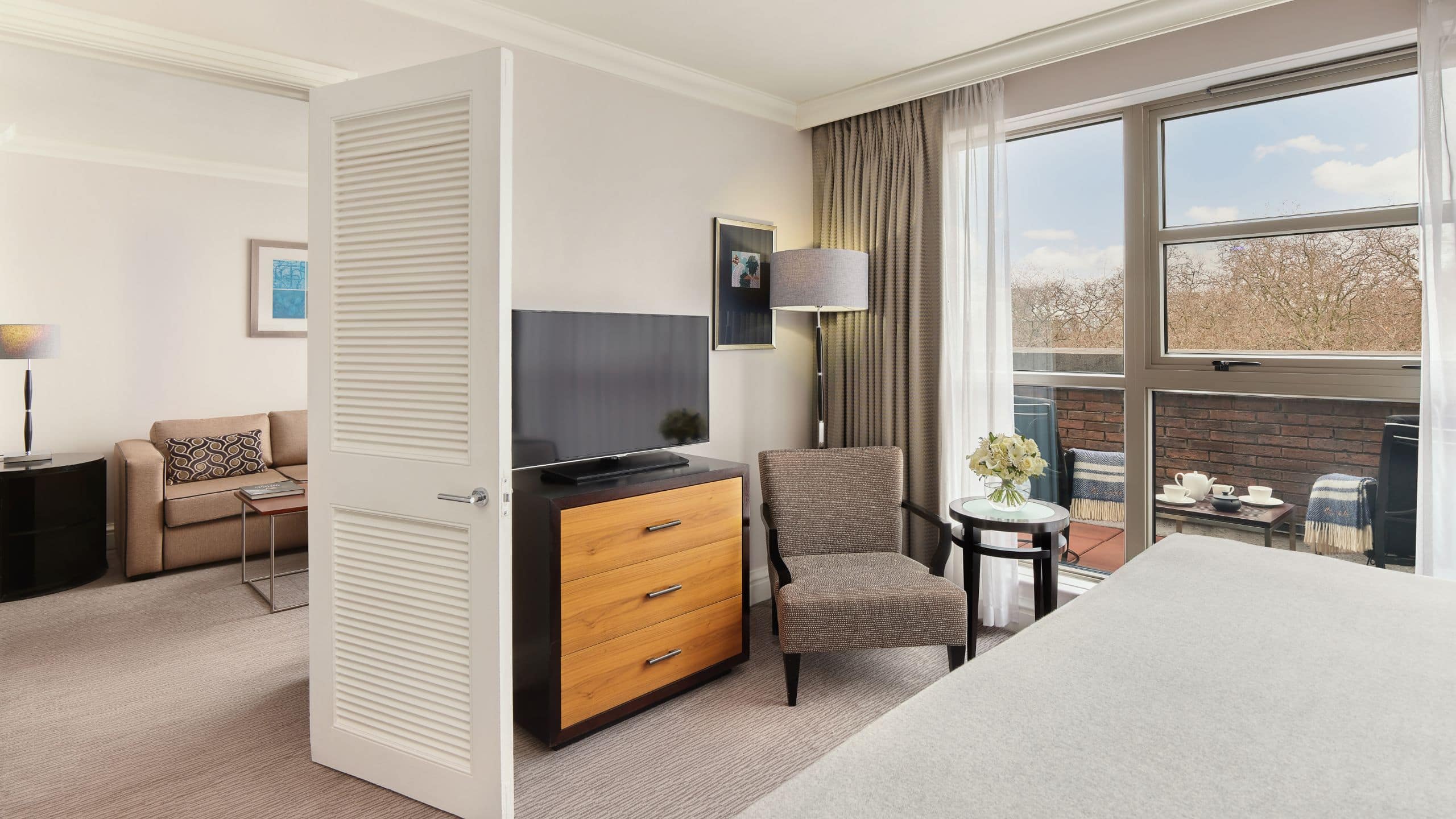 Hyatt Regency London - The Churchill Regency Balcony Suite Bedroom Layout