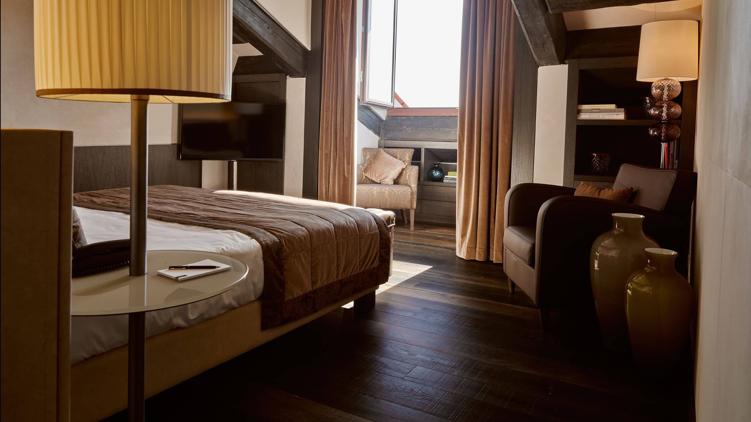 第 1，共 7 The Riva Suite of boutique hotel Hyatt Centric Murano Venice comes with a fantastic Canal view over the Venetian Lagoon.