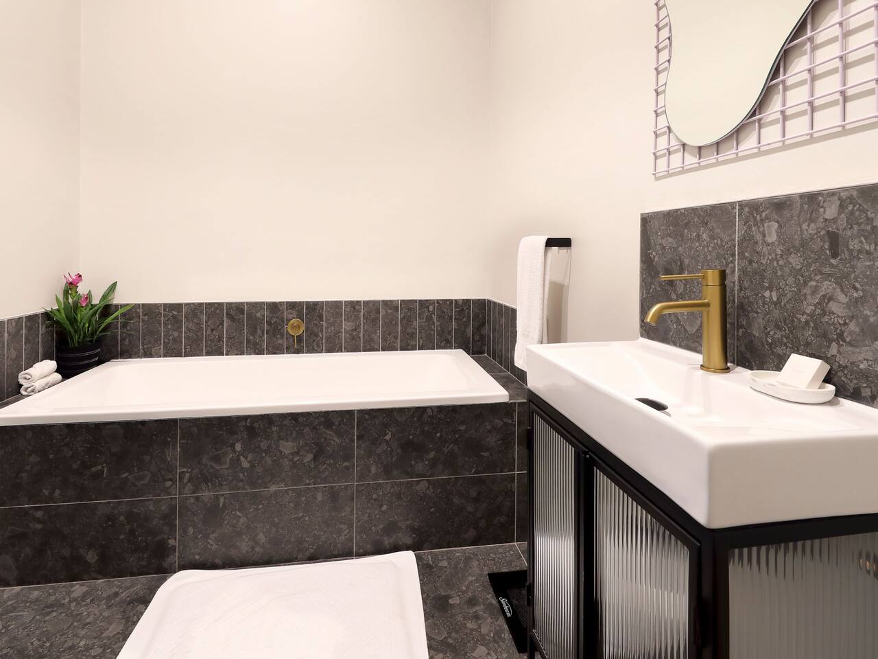 Hyatt House Johannesburg Rosebank - family suite bathroom