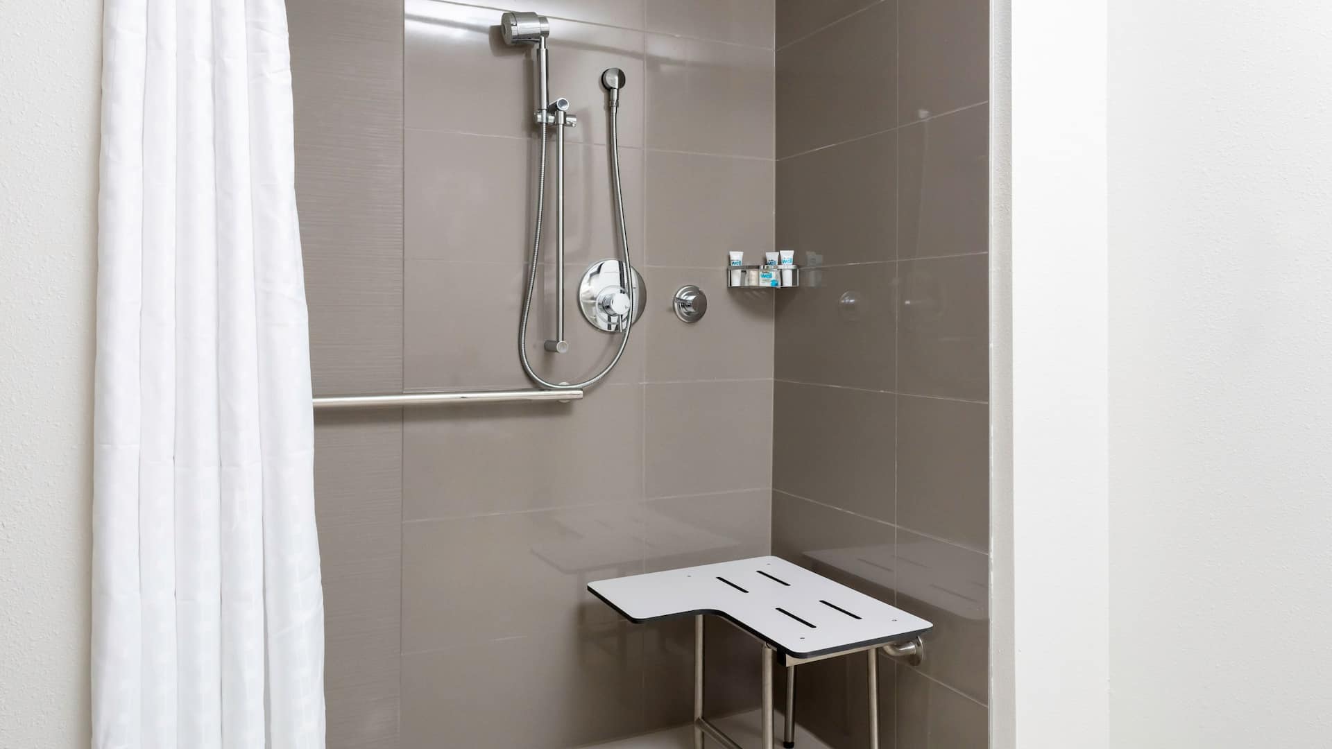 2 de 2 Hyatt House Charlotte / Rea Farms ADA Bathroom Roll In Shower
