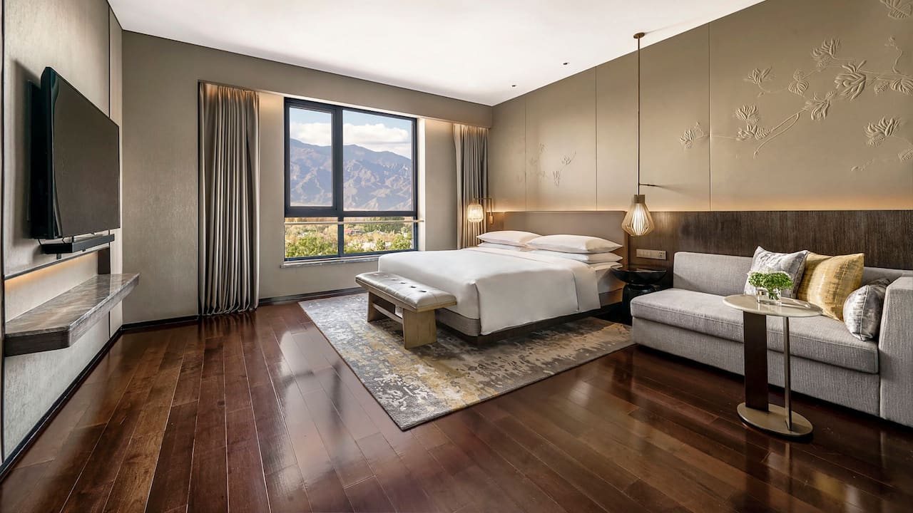 Diplomat Suite Bedroom