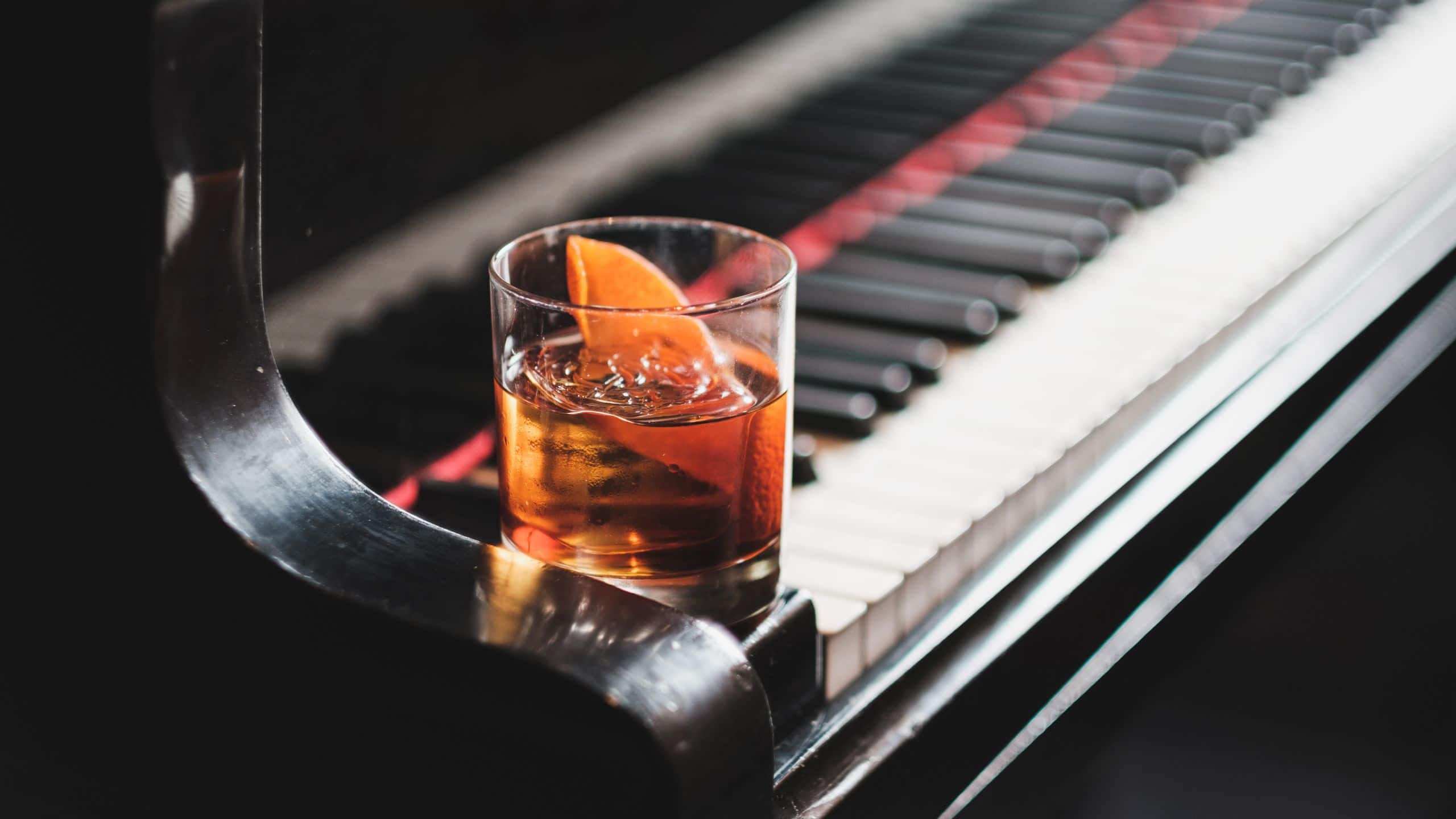 Hôtel Reisen Brahe Drink On Piano Keys