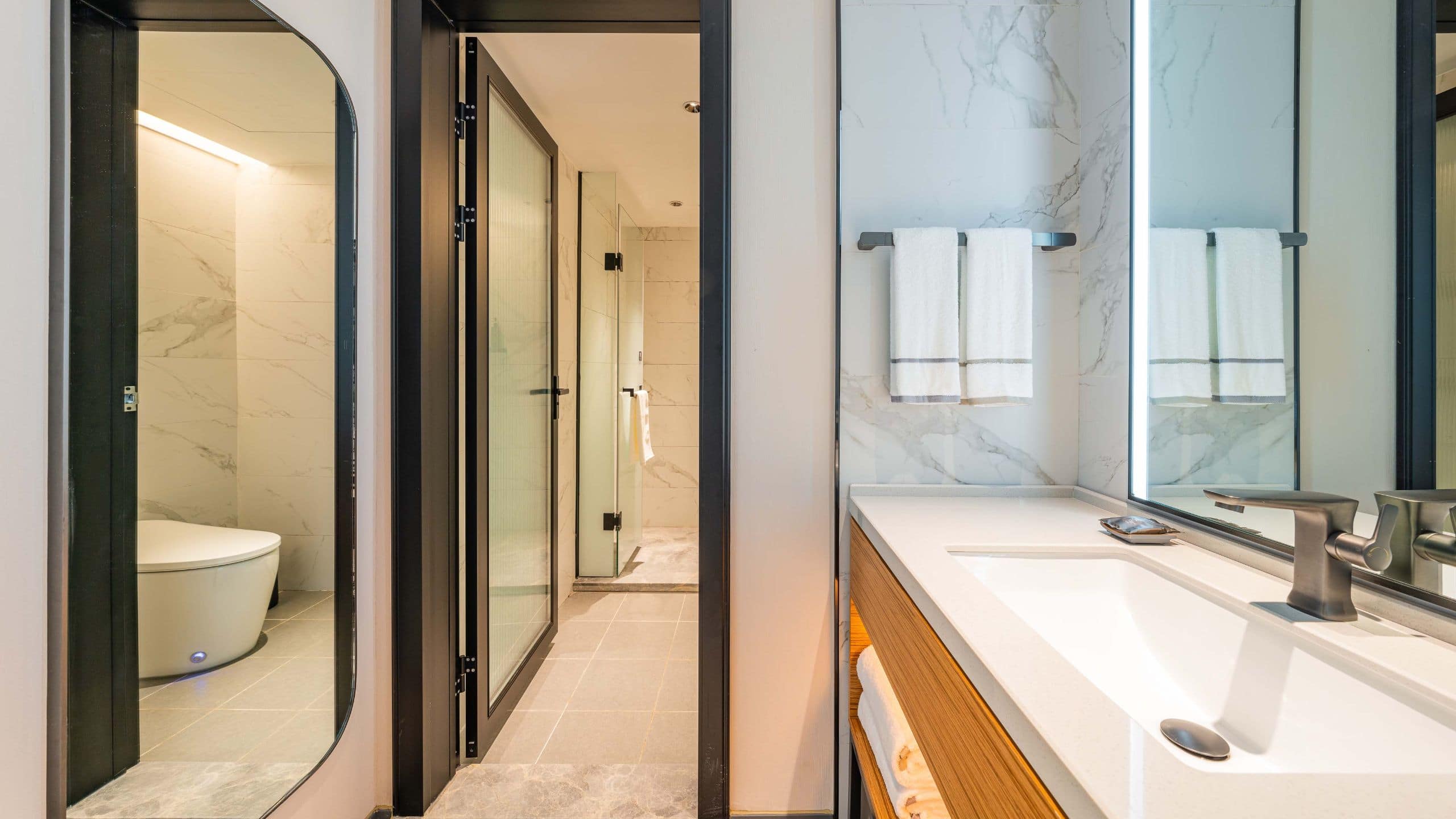 3 of 3 UrCove Nanjing Downtown Deluxe King Bathroom