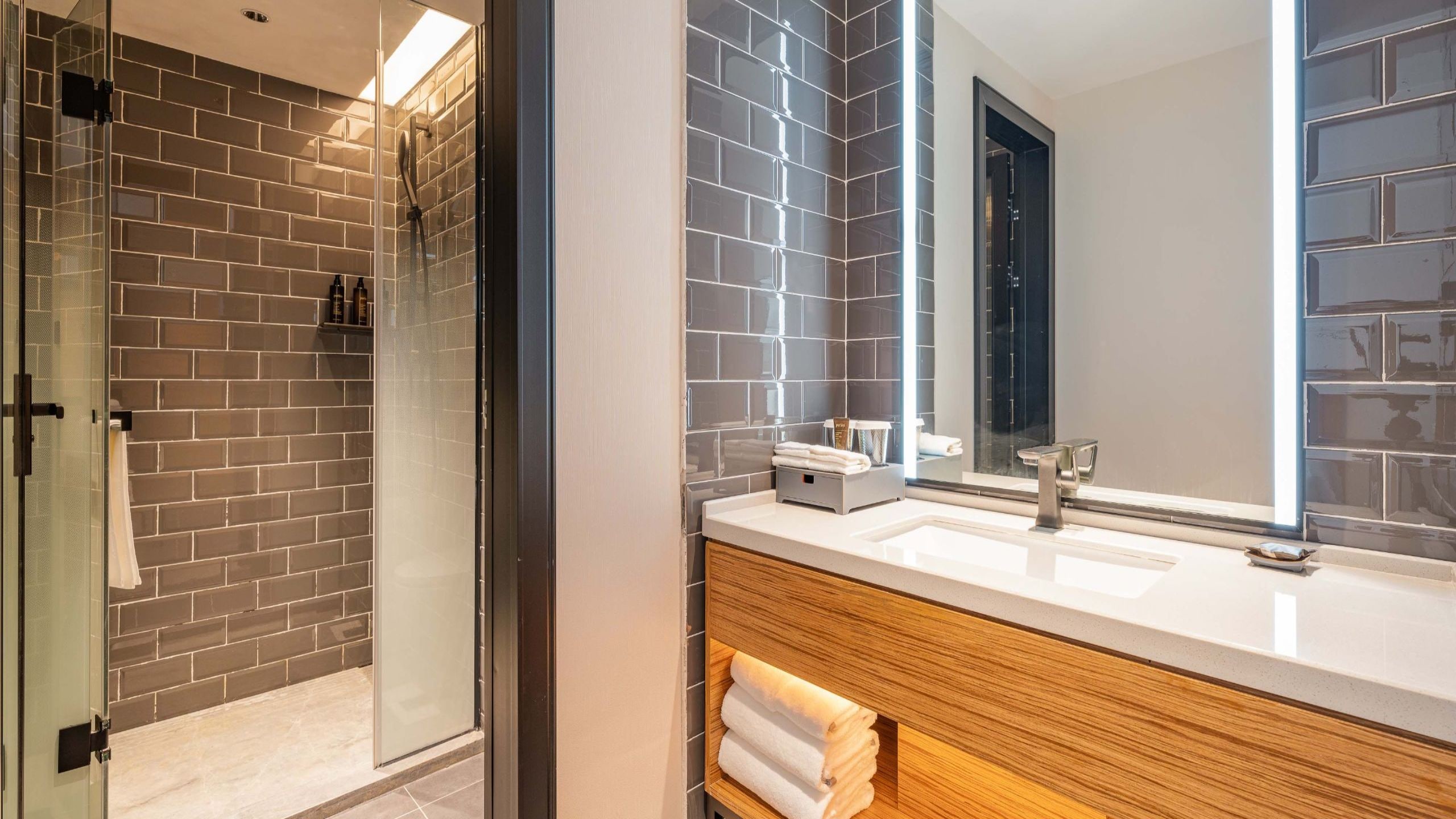 3 of 3 UrCove Nanjing Downtown Deluxe Twin Bathroom