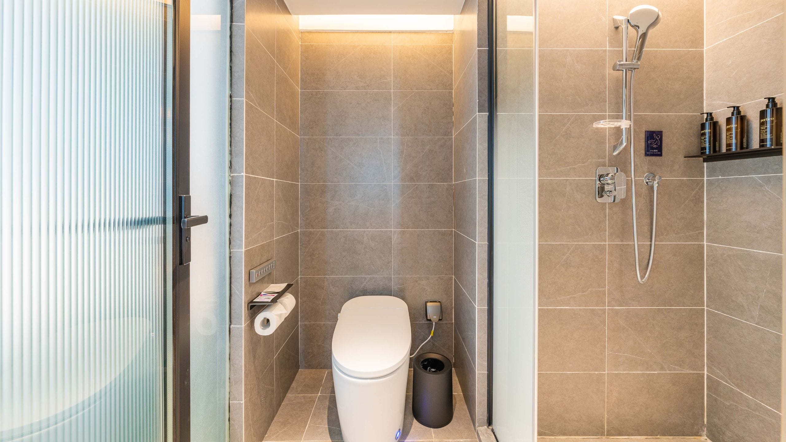 3 of 3 UrCove Nanjing Downtown Superior King Bathroom