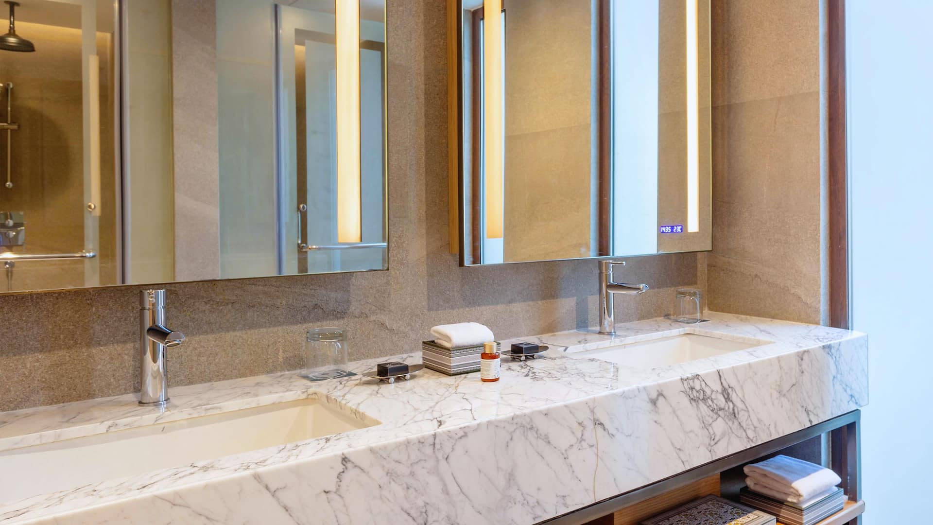 4 de 5 Hyatt Regency Dharamshala Resort Two Bhk Twin Bathroom